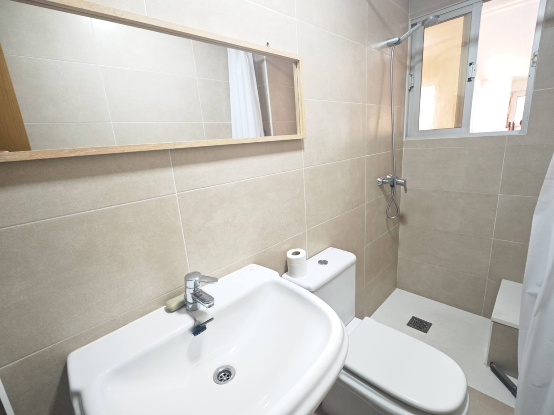 Chalet Adosado de Cuatro Dormitorios con Piscina Privada en  - foto 22