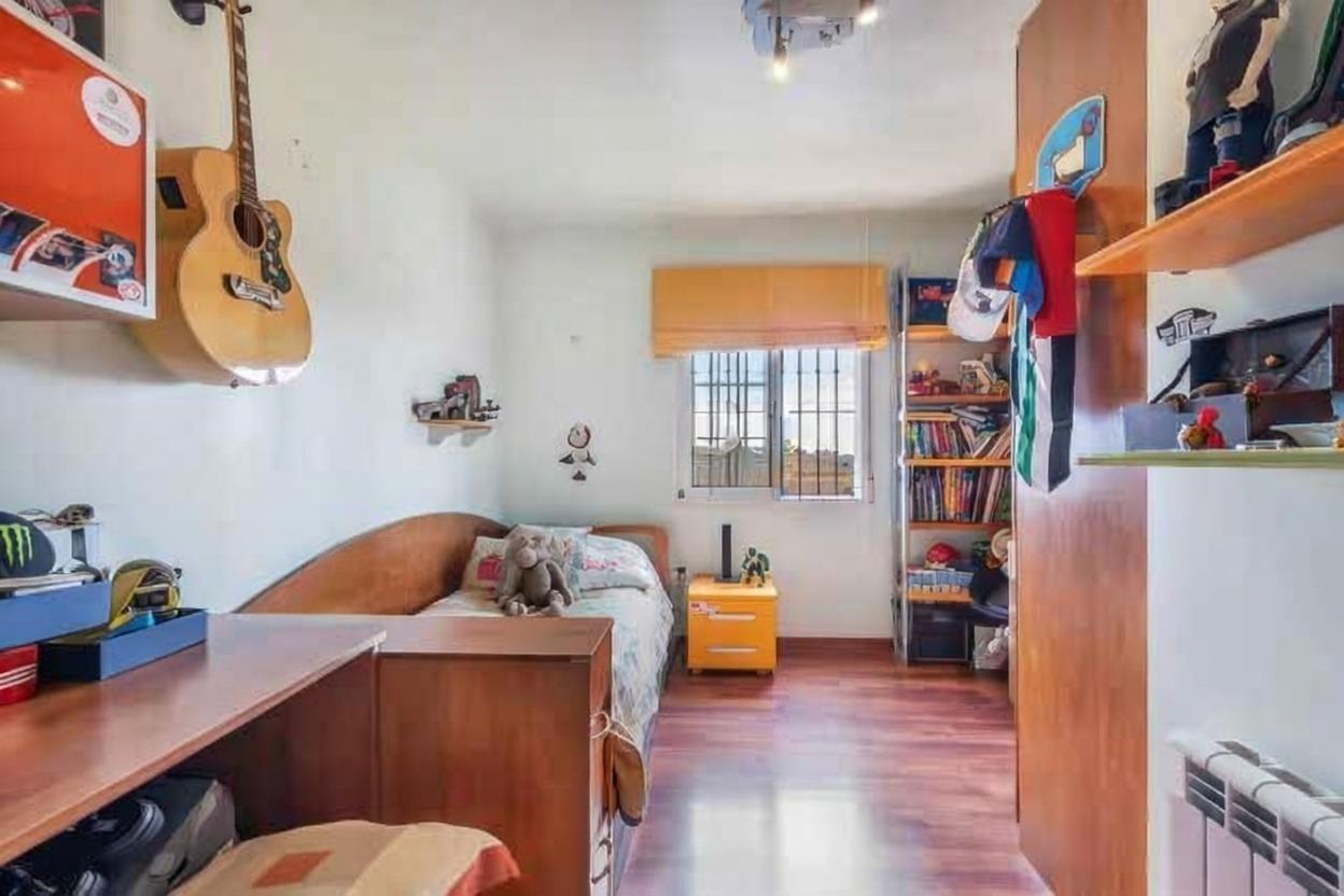 CHALET DE 4 DORMITORIOS CON PISCINA PRIVADA, EN AGUAS NUEVAS - foto 30