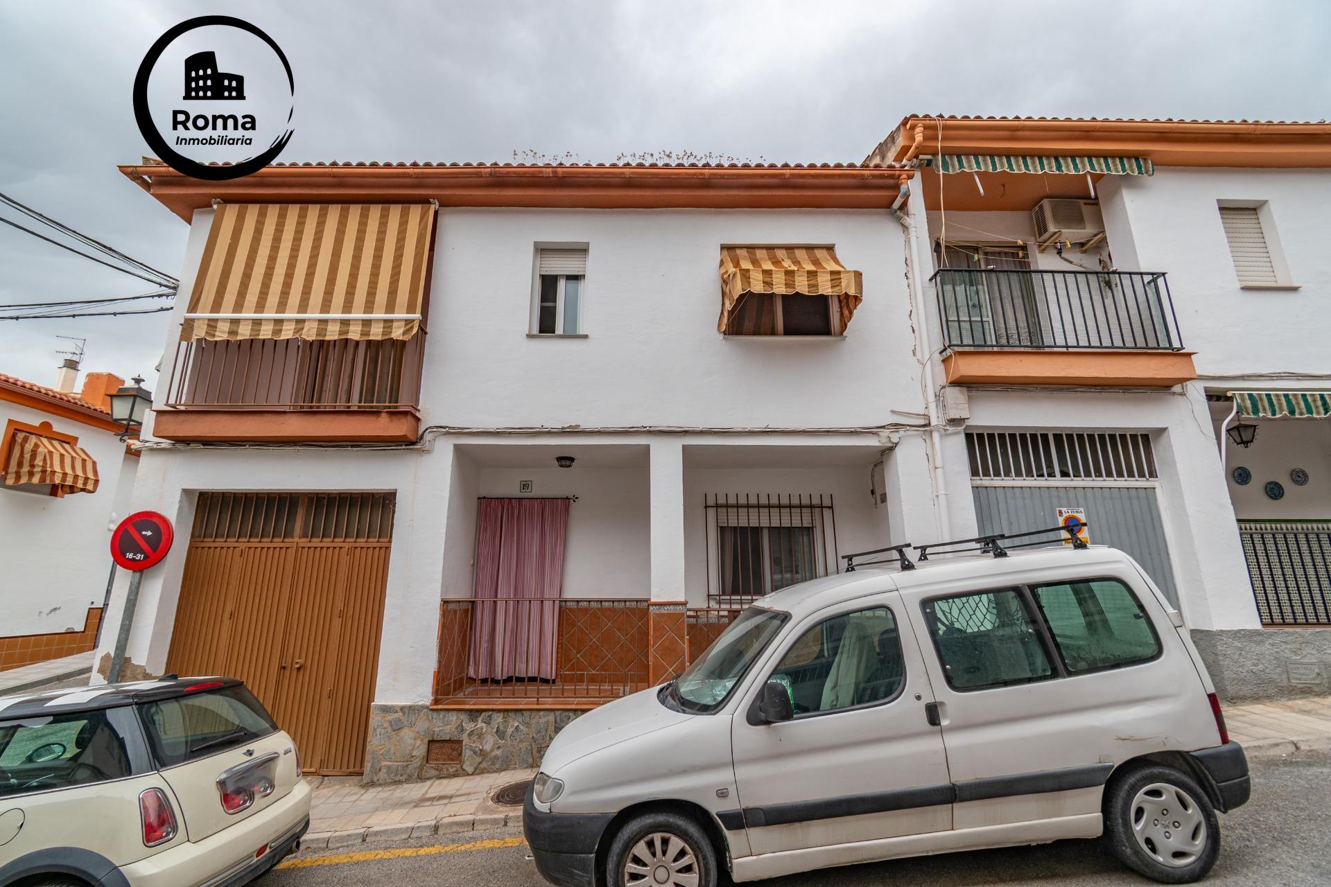 Casa en La Zubia con amplio patio y tres dormitorios. - foto 2