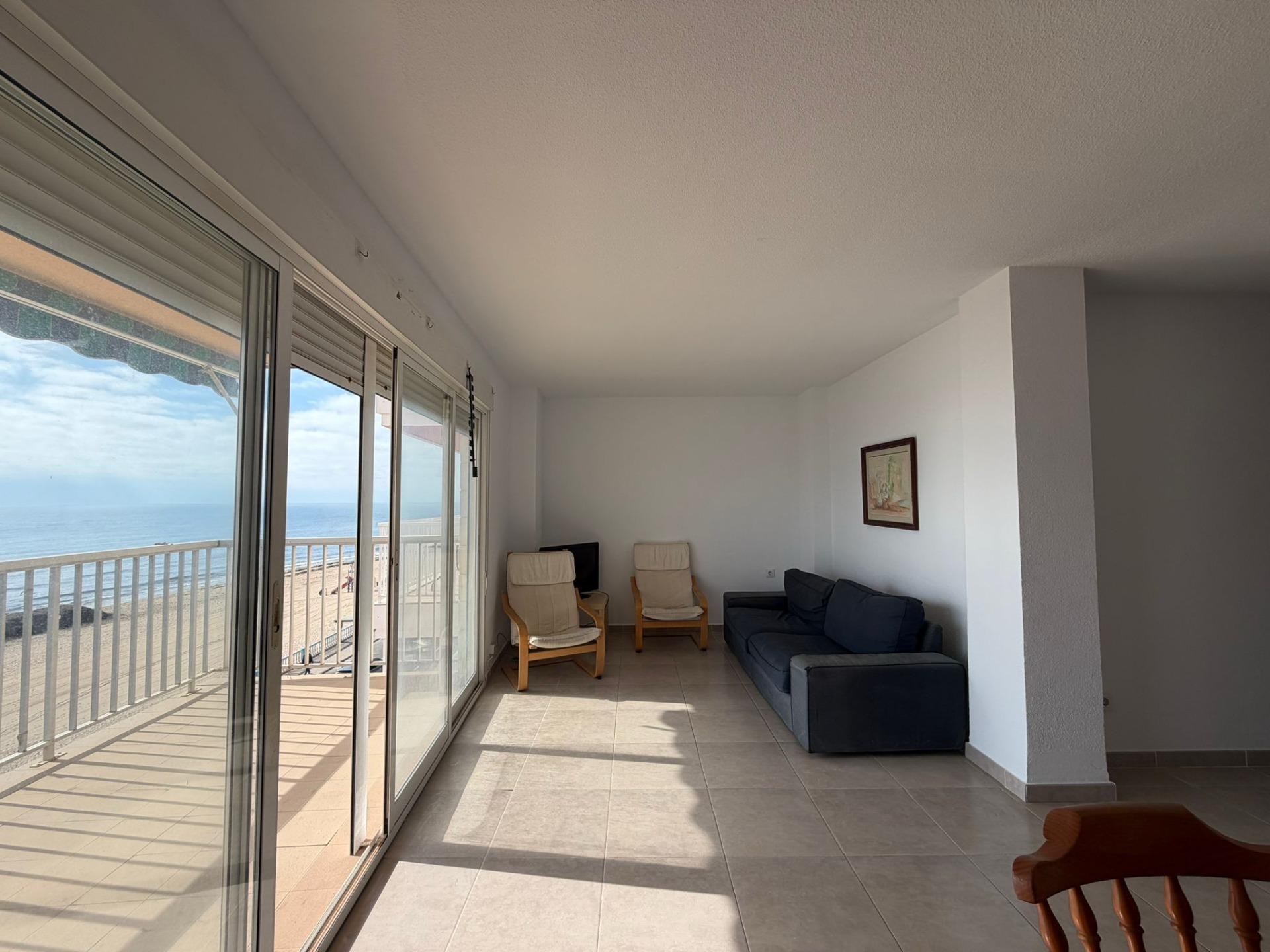 APARTAMENTO CON VISTAS AL MAR DE 4 HAB Y 2 BAÑOS EN PRIMERA  - foto 2