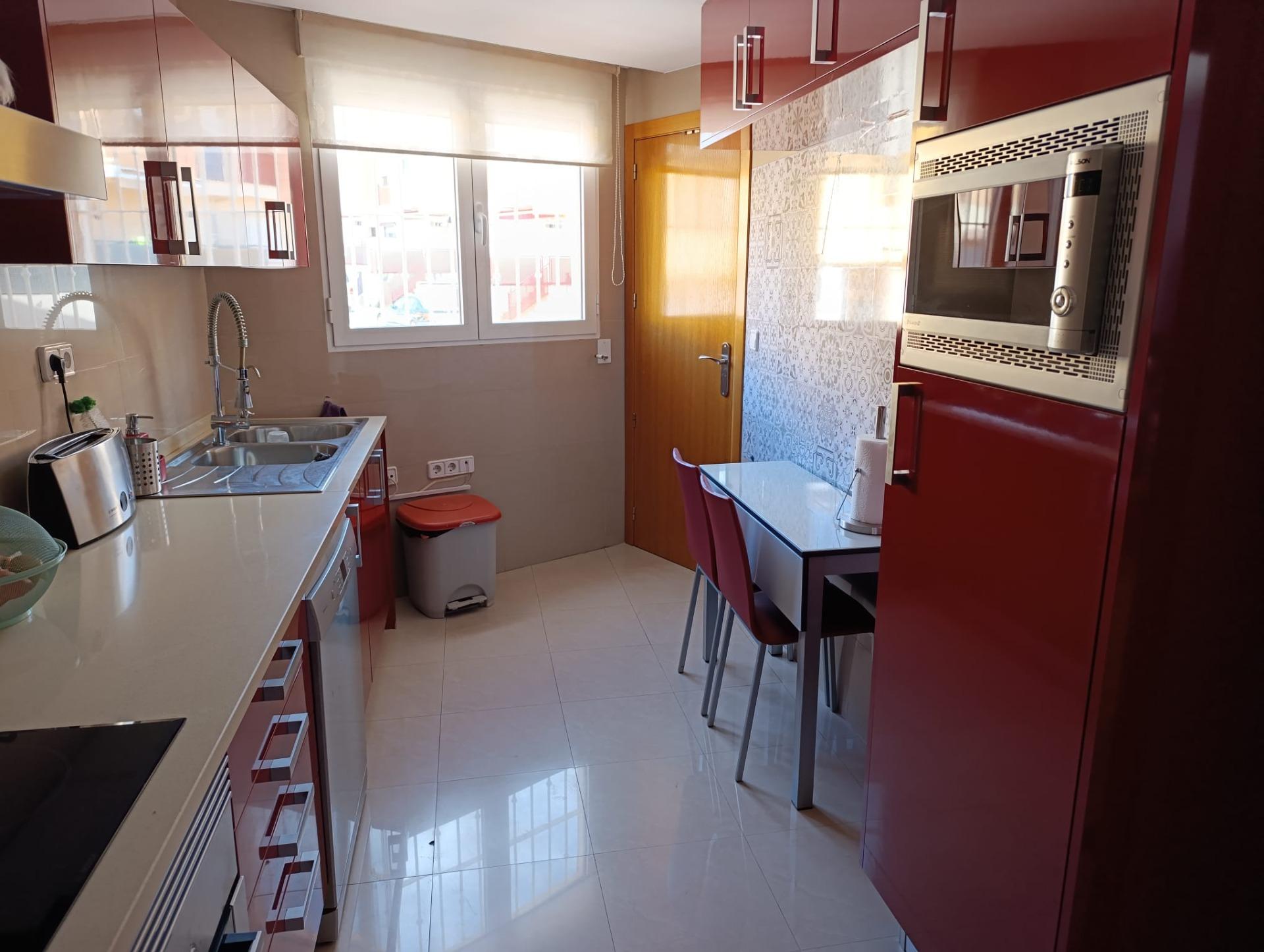 PRECIOSO CHALET PAREADO EN CALLE BERLIN, 25 - foto 3