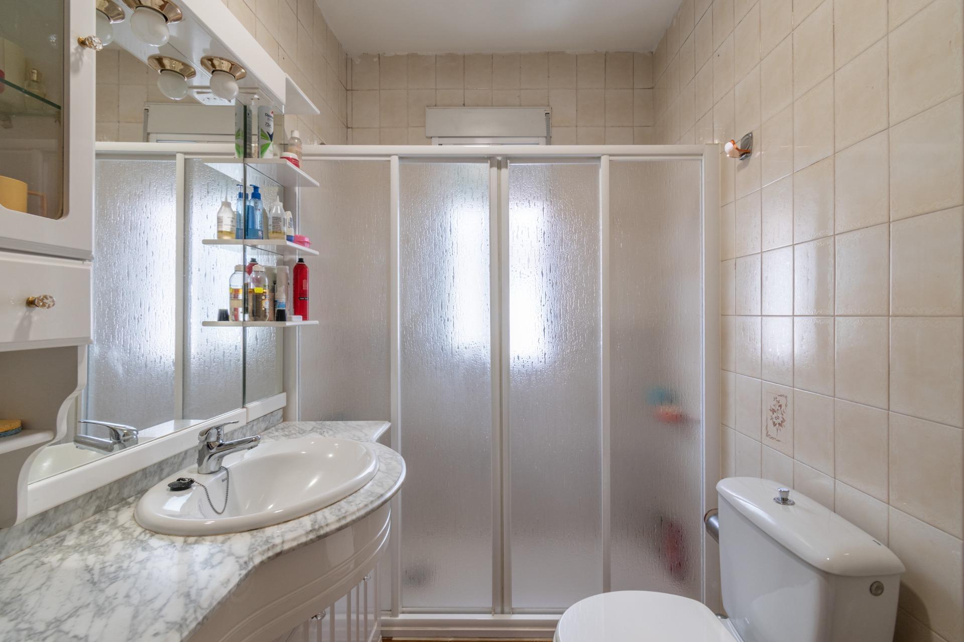 Casa en La Zubia con amplio patio y tres dormitorios. - foto 38