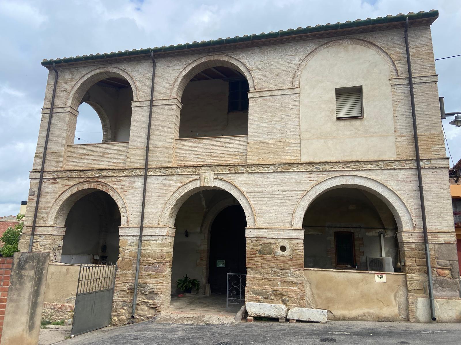 Descubre el Potencial de esta Gran Casa Familiar en Pontós