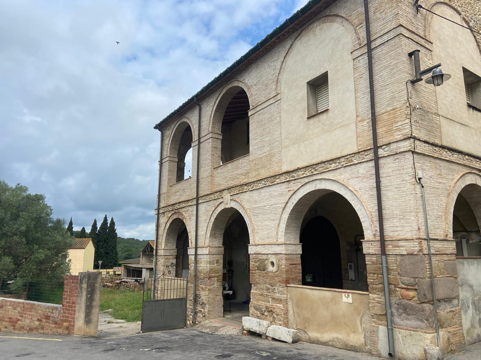 Descubre el Potencial de esta Gran Casa Familiar en Pontós - foto 4