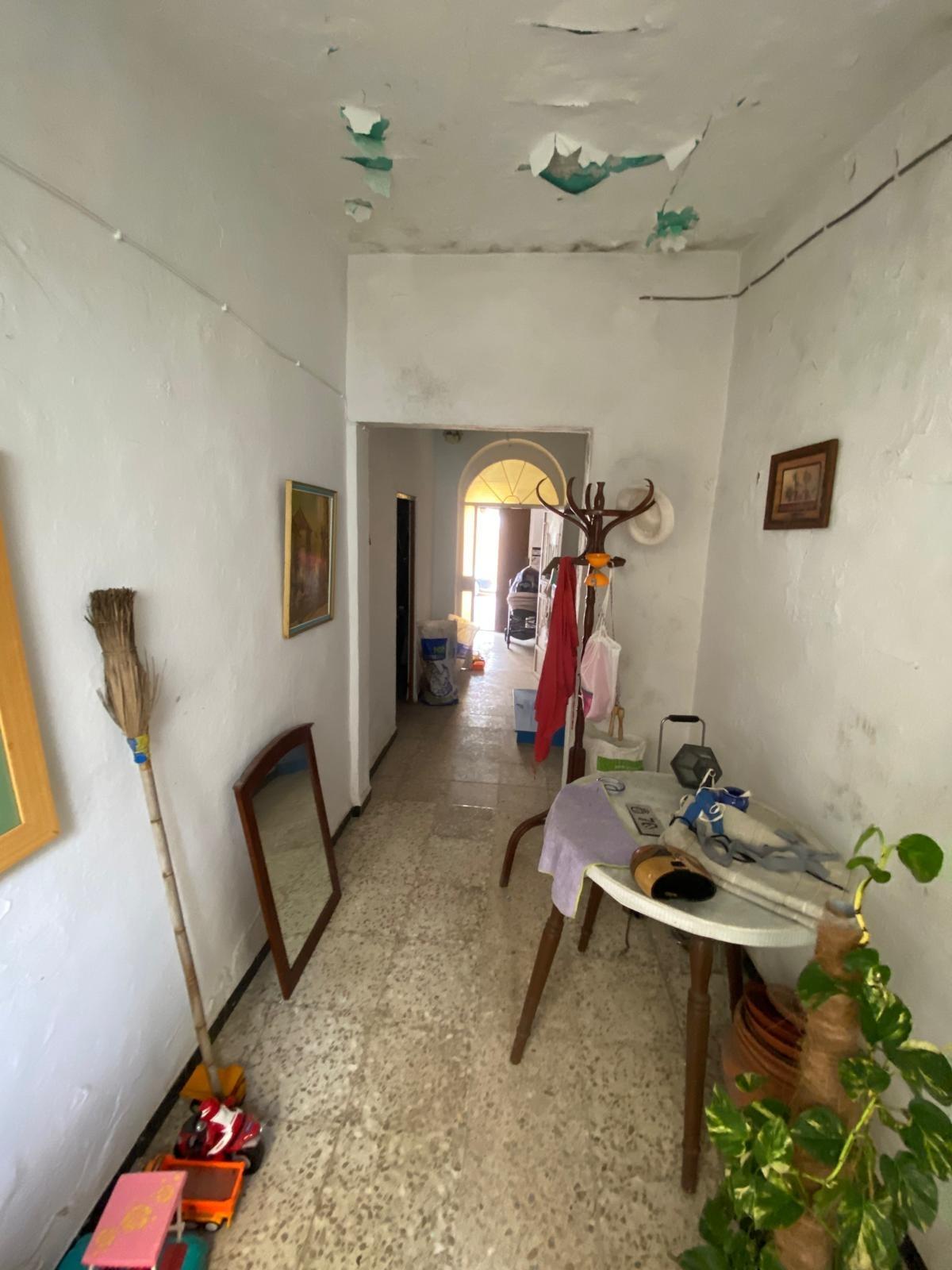 Casa a Reformar con Amplios Espacios y Patios Interiores! - foto 8