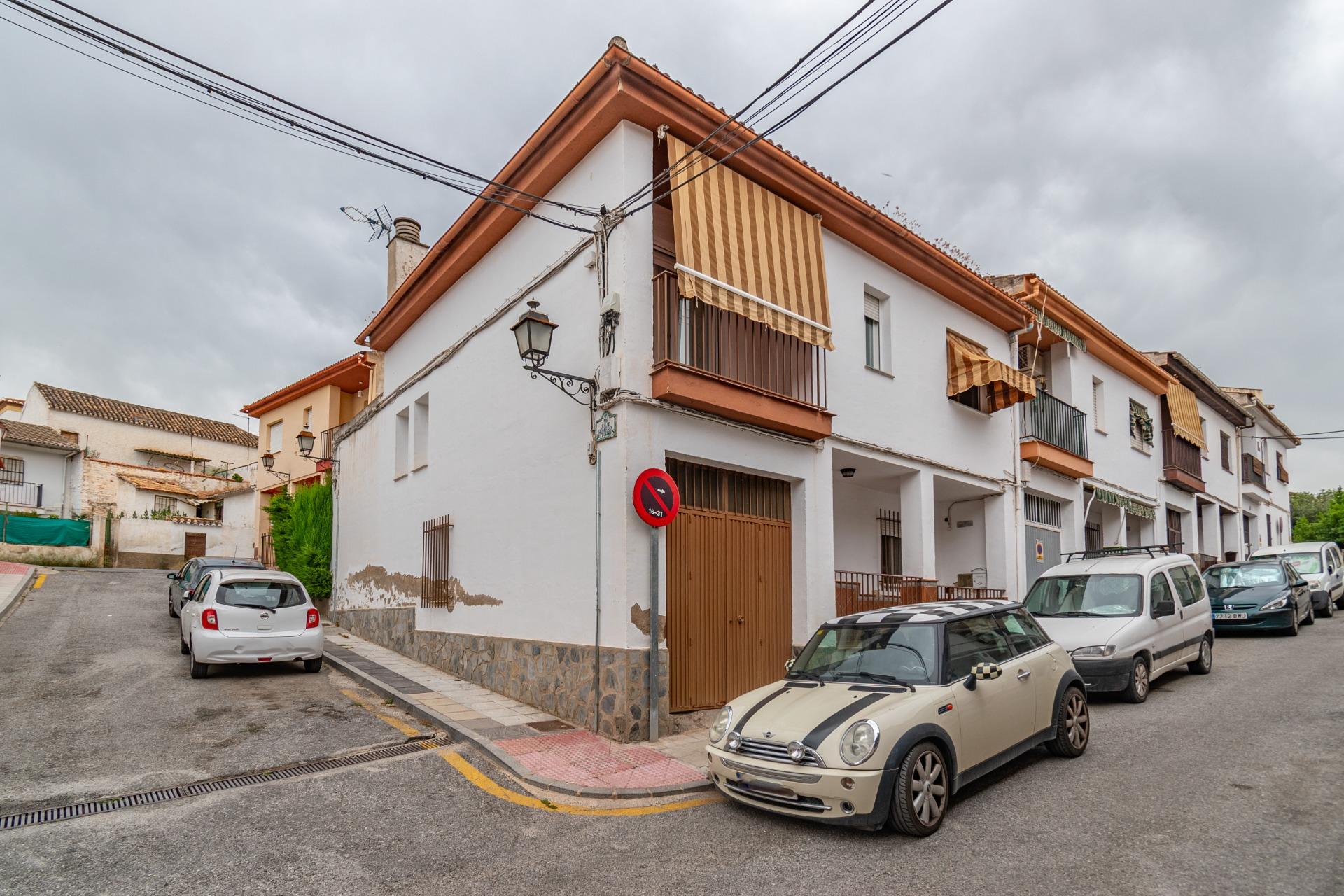 Casa en La Zubia con amplio patio y tres dormitorios.