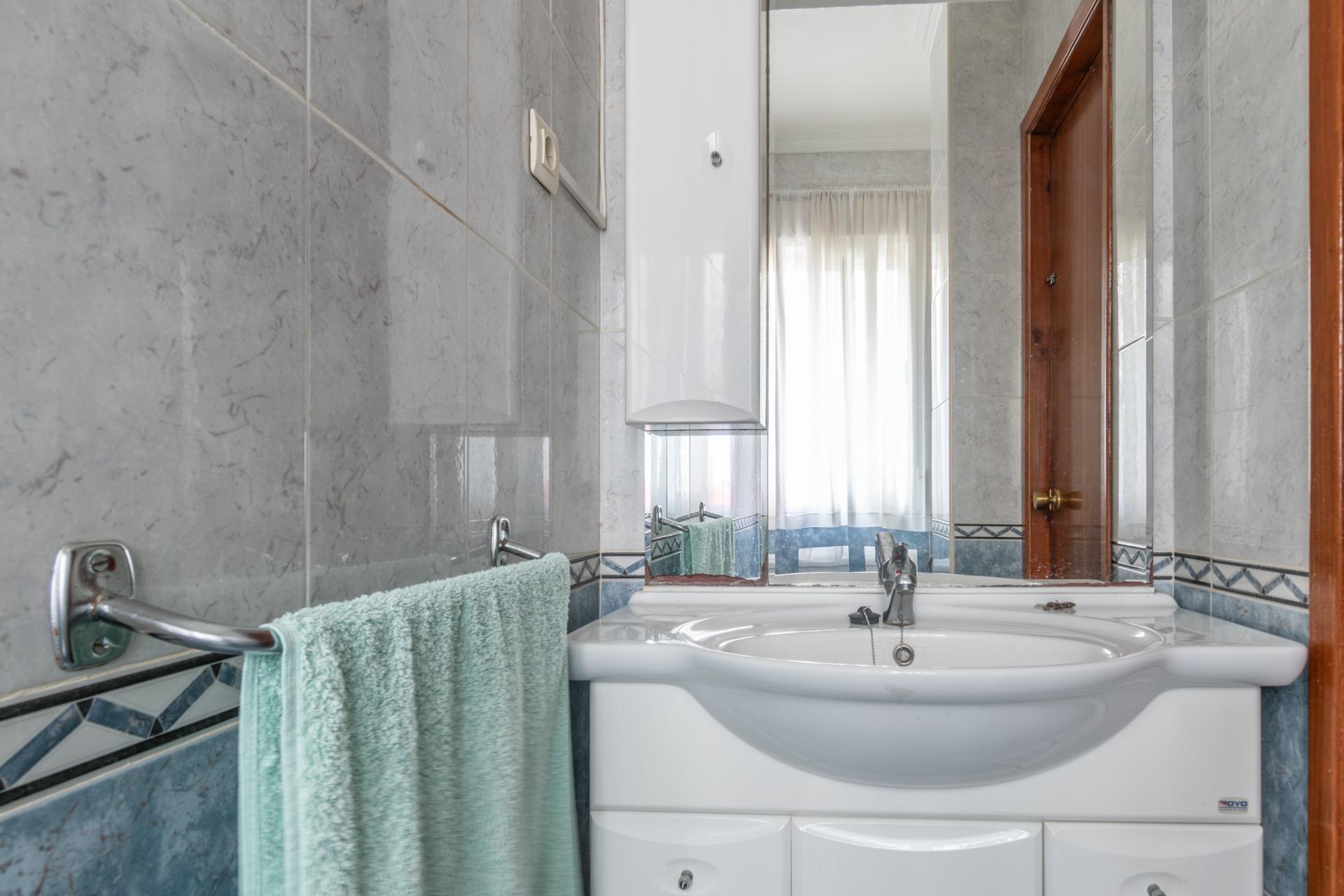 Casa en La Zubia con amplio patio y tres dormitorios. - foto 13