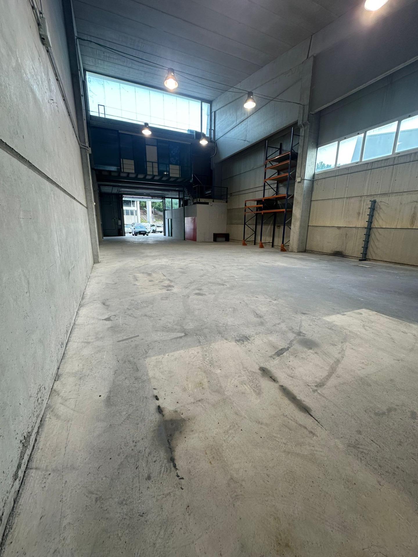 Nave industrial con gran espacio diáfano y oficinas en el Po