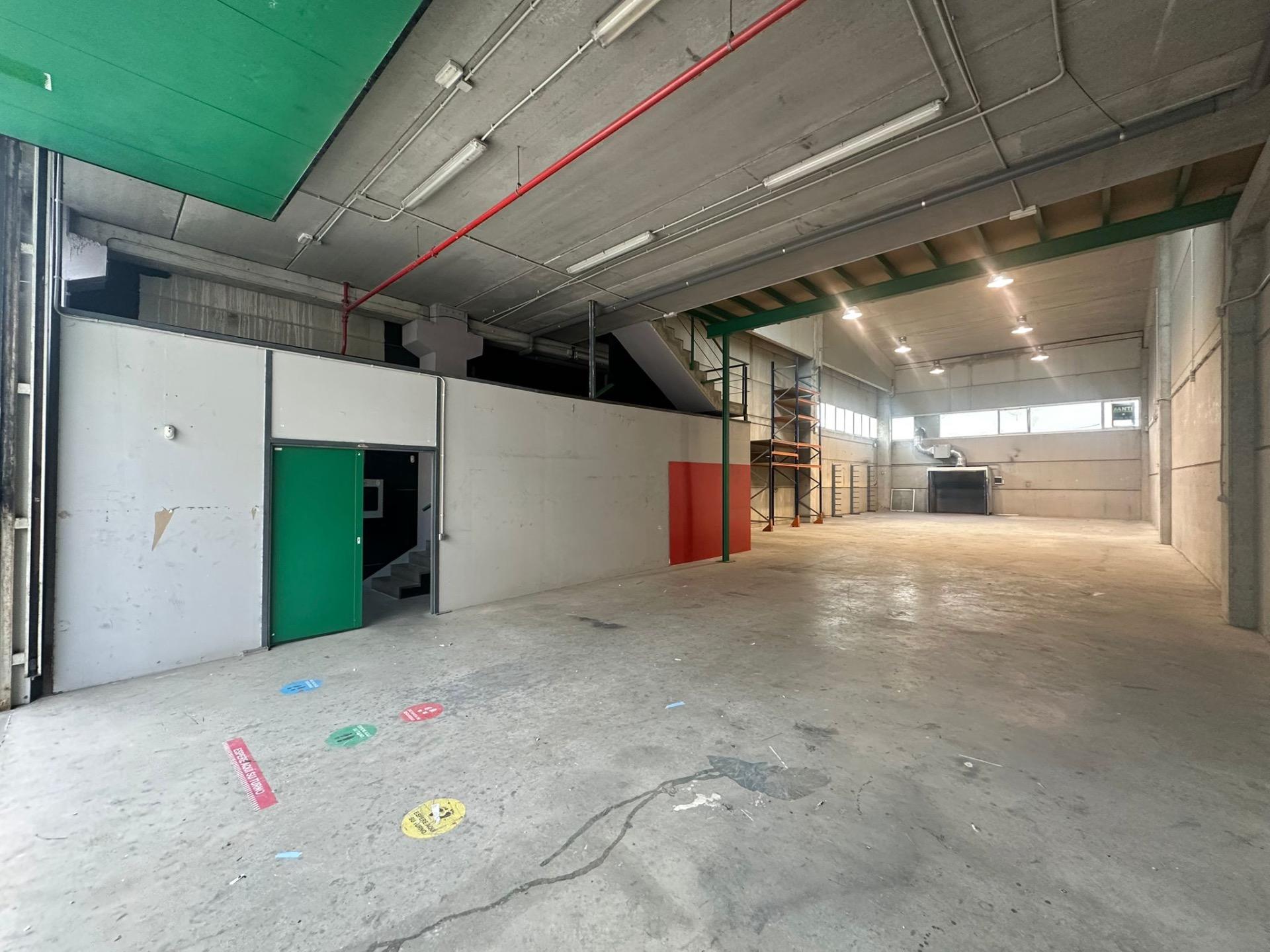 Nave industrial con gran espacio diáfano y oficinas en el Po - foto 5