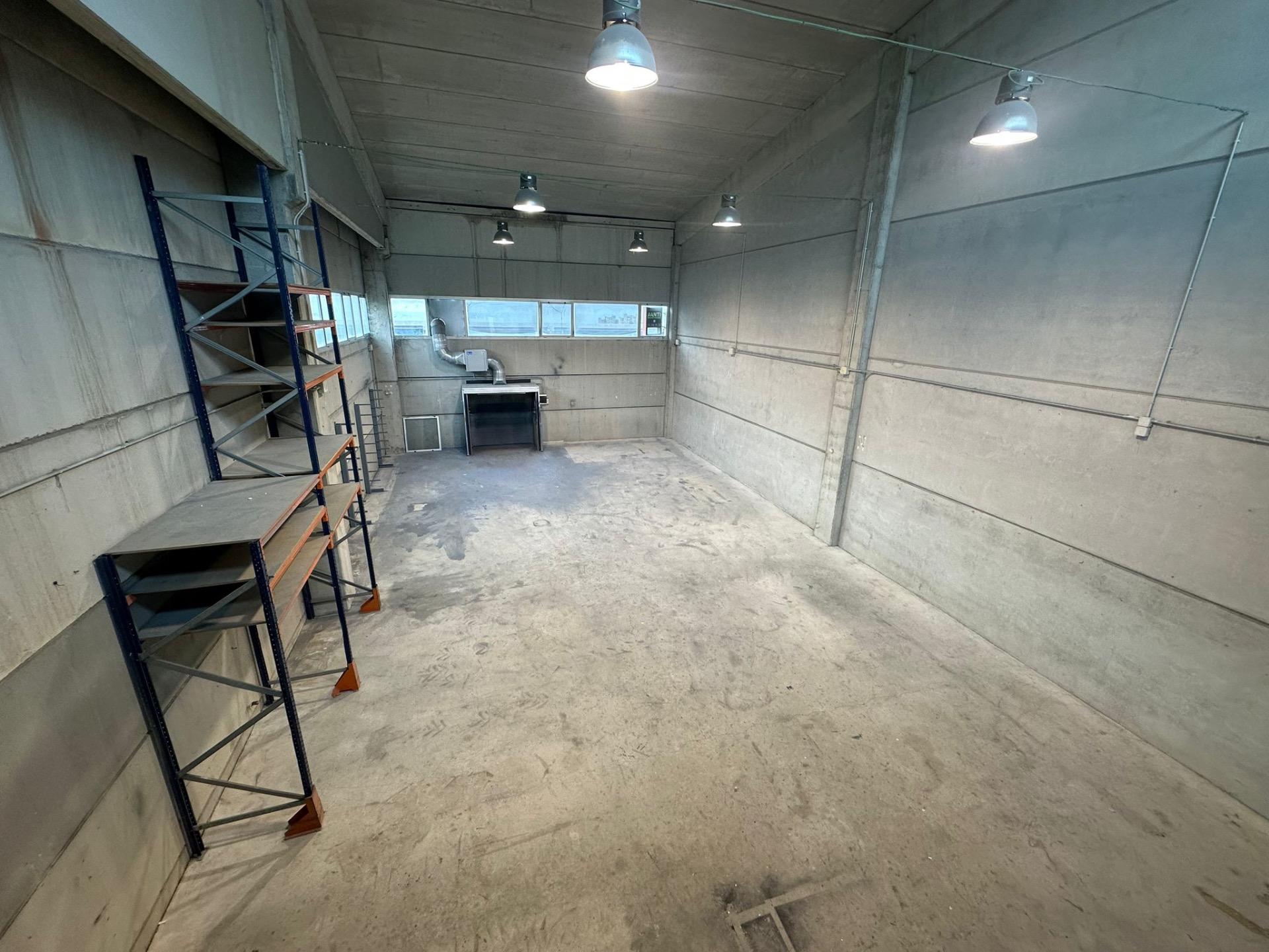 Nave industrial con gran espacio diáfano y oficinas en el Po - foto 10