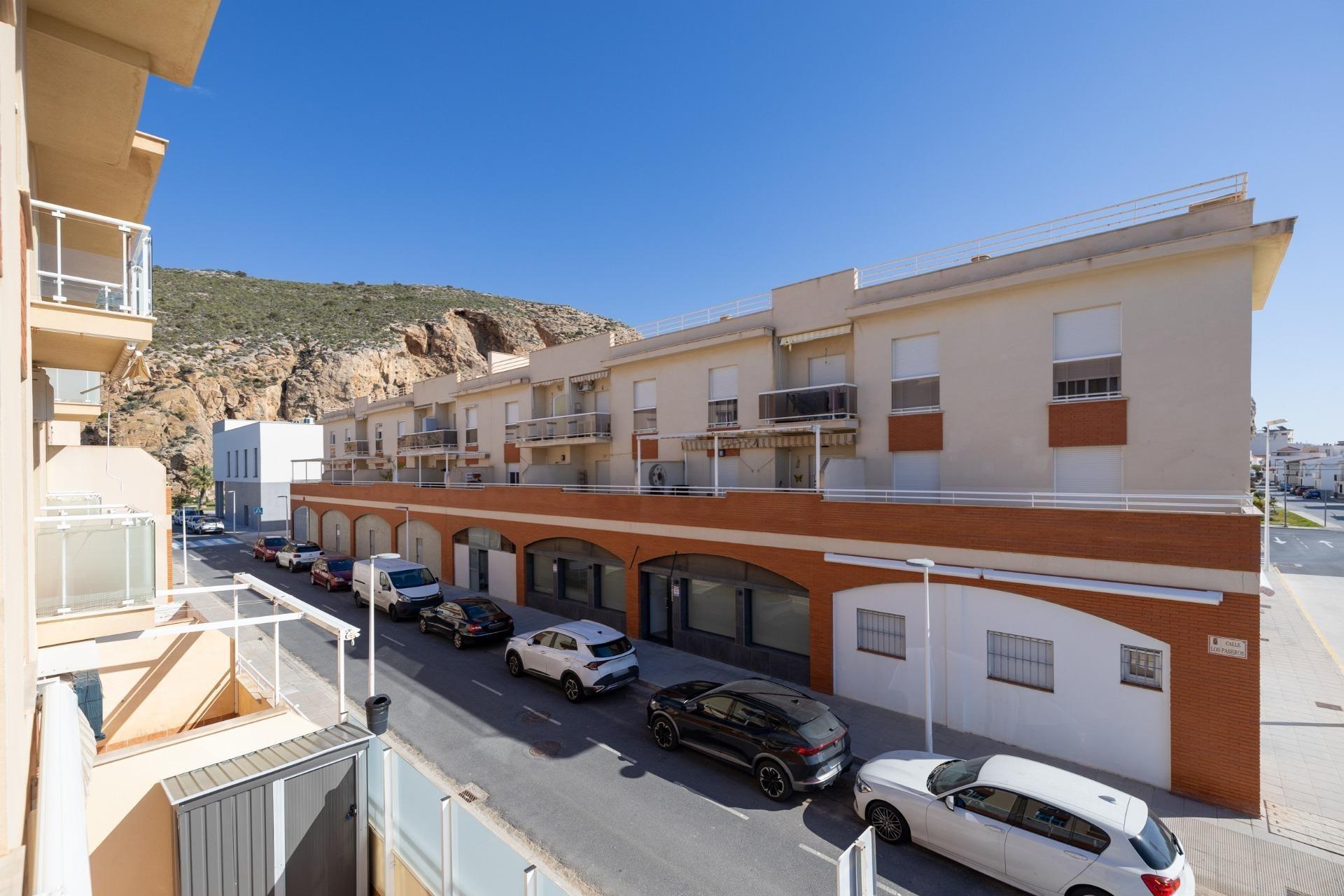 ESPECTACULAR PISO EN CALAHONDA – Luminoso, amplio y con terr - foto 2