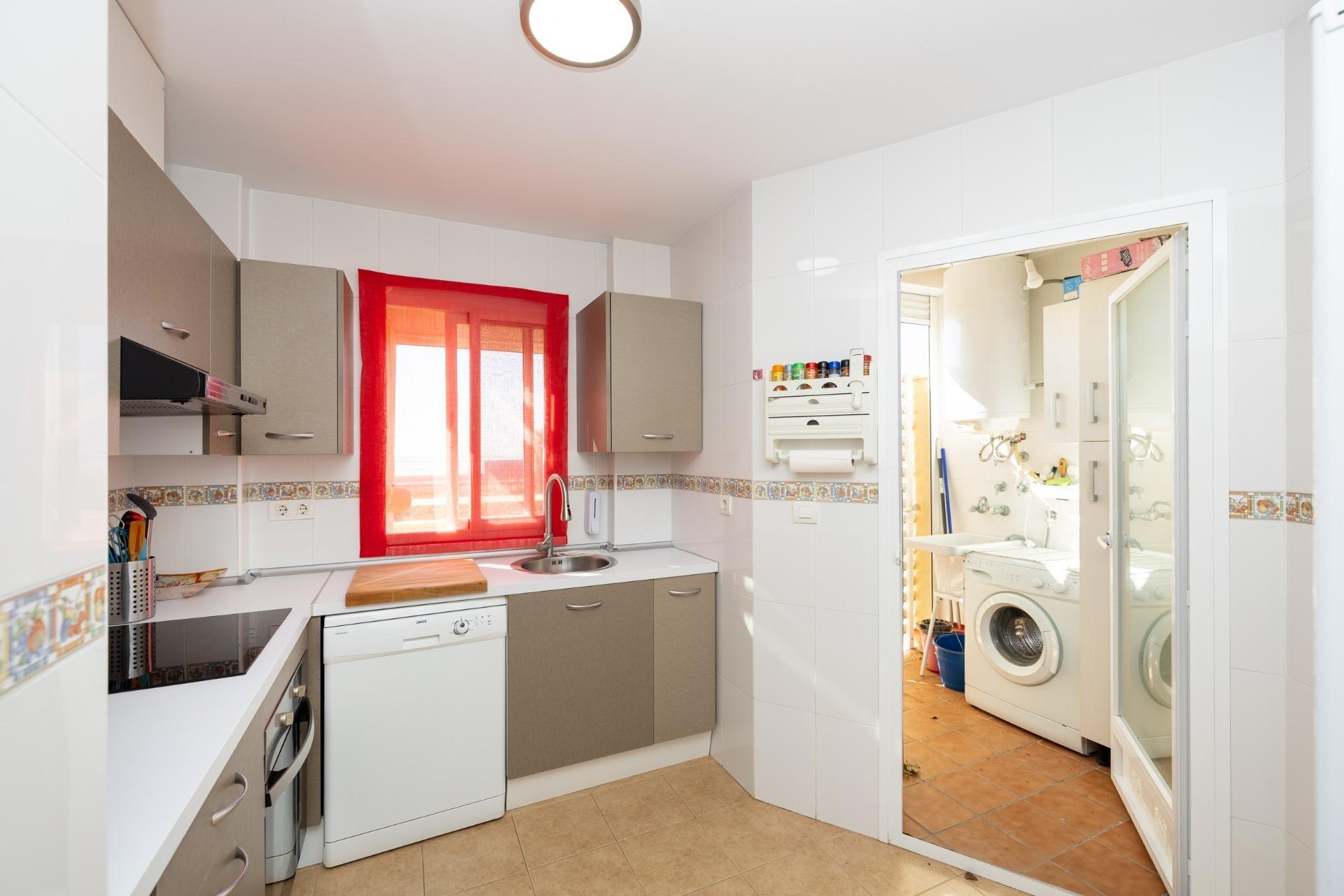 ESPECTACULAR PISO EN CALAHONDA – Luminoso, amplio y con terr - foto 6