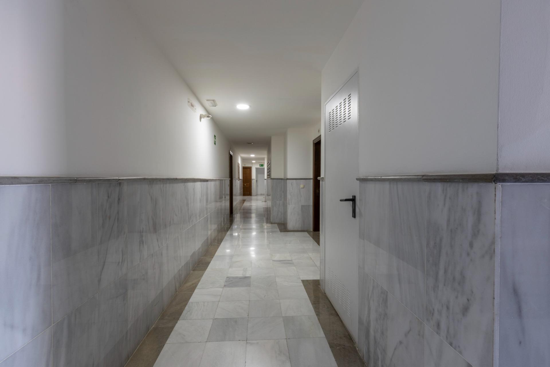 Pisazo en Playa Granada para entrar a vivir en urbanización  - foto 45