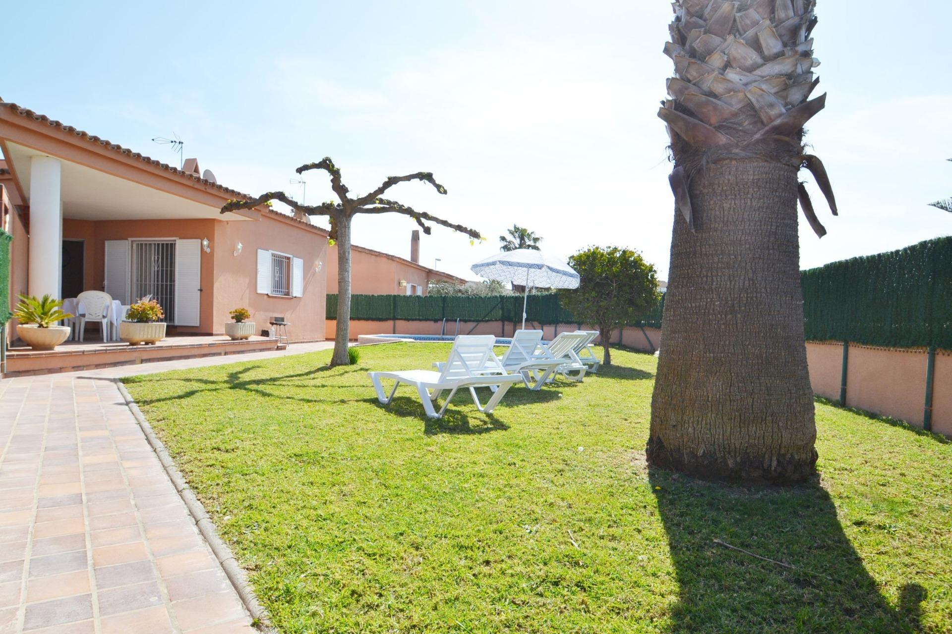 Bonito chalet con licencia turística en la playa de Riumar - foto 2