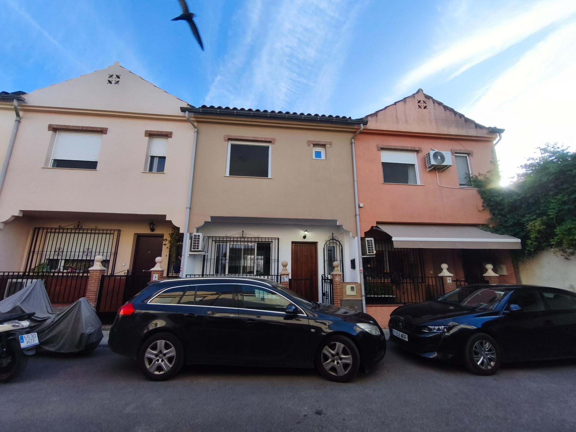 Casa adosada en alquiler en Las Gabias con 3 habitaciones y  - foto 4