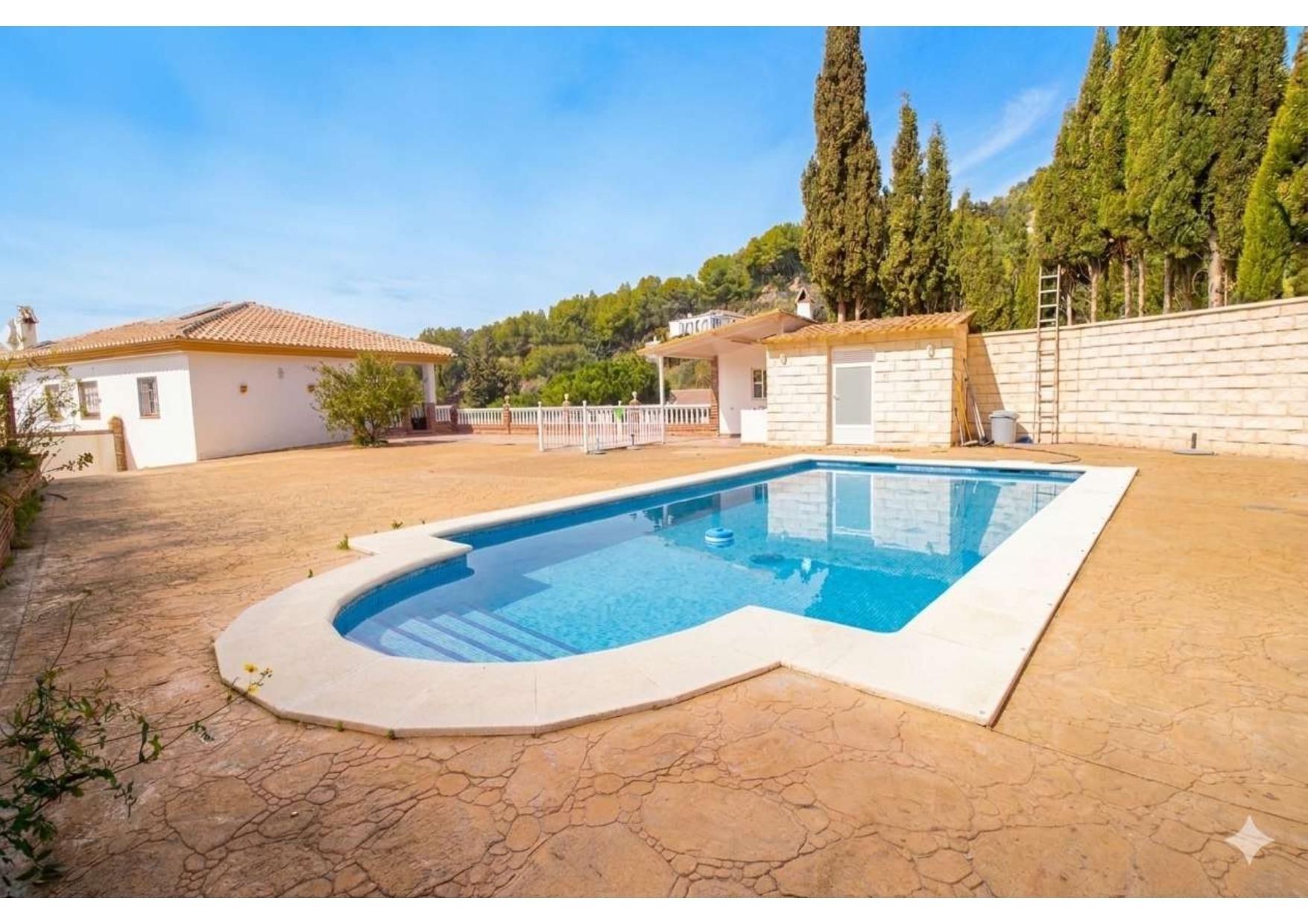 Cortijo Premium con Piscina, 3.500 m2 de Terreno Rústico y D