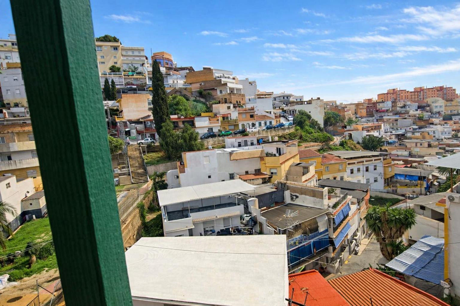 ✨ ¡GRAN OPORTUNIDAD EN MÁLAGA! Casa con muchísimos metros y  - foto 2