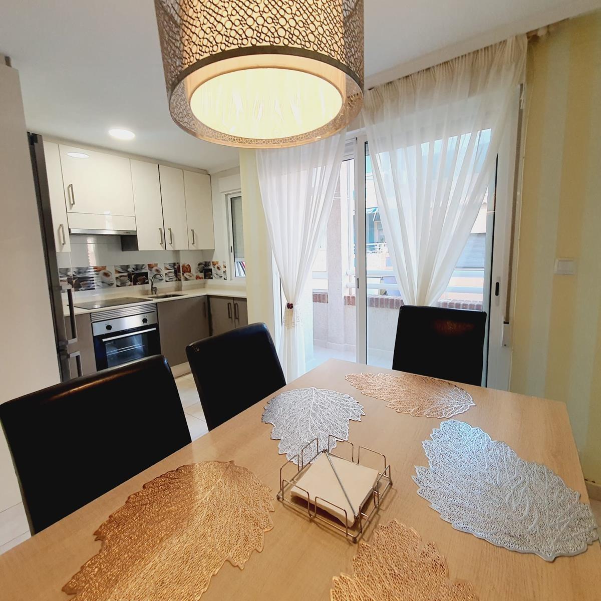 Piso en el centro de Torrevieja con licencia turística y a s - foto 9