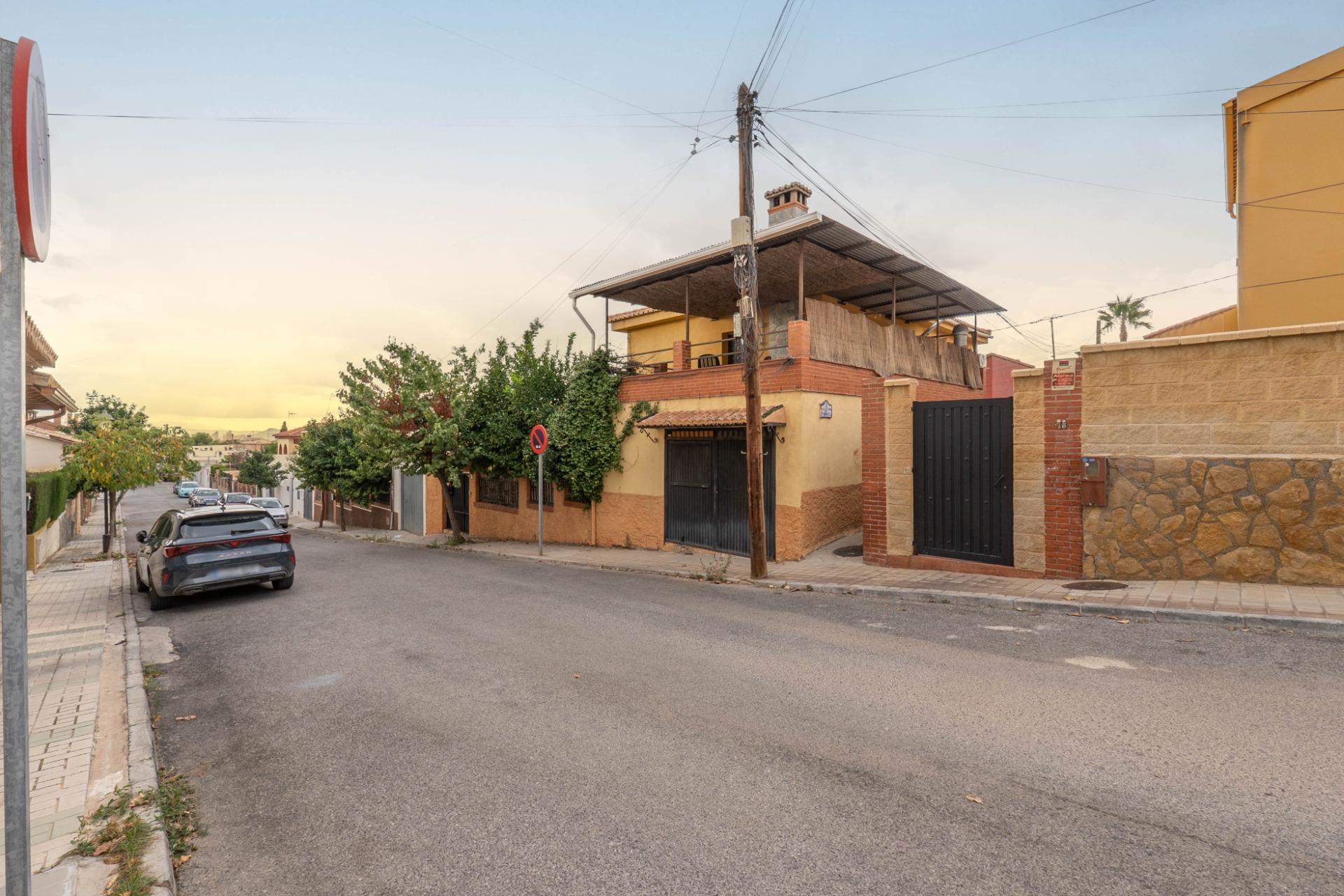 Chalet con Piscina en los Rebites a pocos metros de Granada  - foto 2