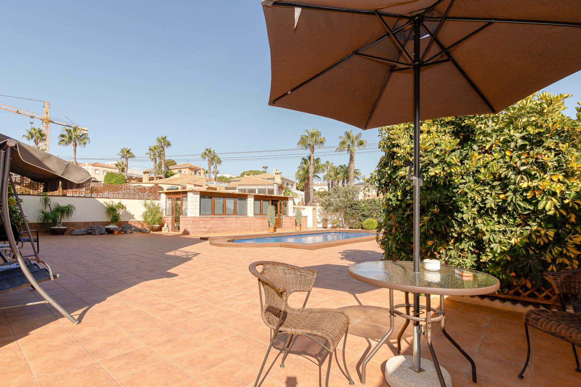 Impresionante chalet en Los Balcones de 6 dormitorios, 4 bañ - foto 8