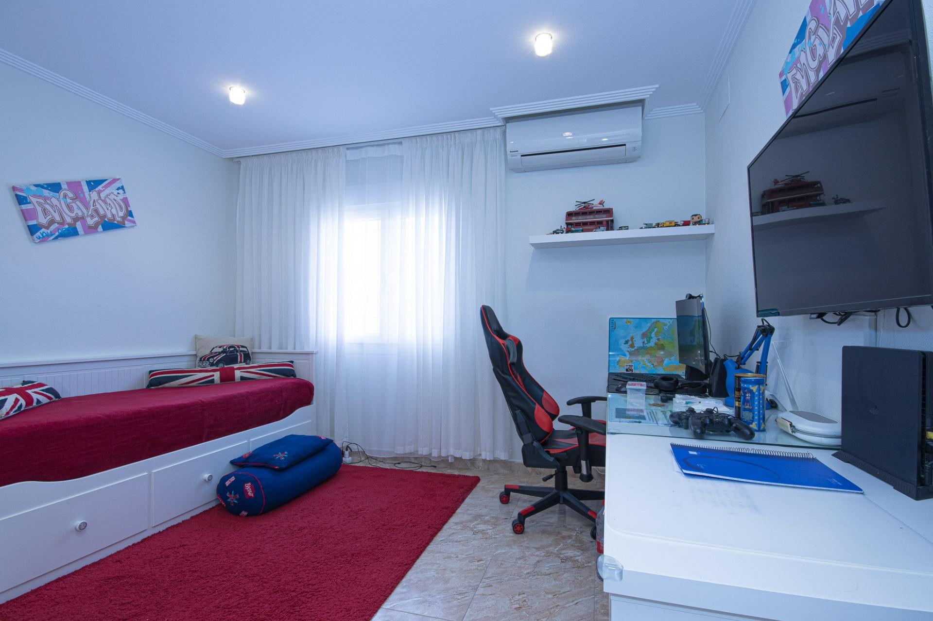 Impresionante chalet en Los Balcones de 6 dormitorios, 4 bañ - foto 27