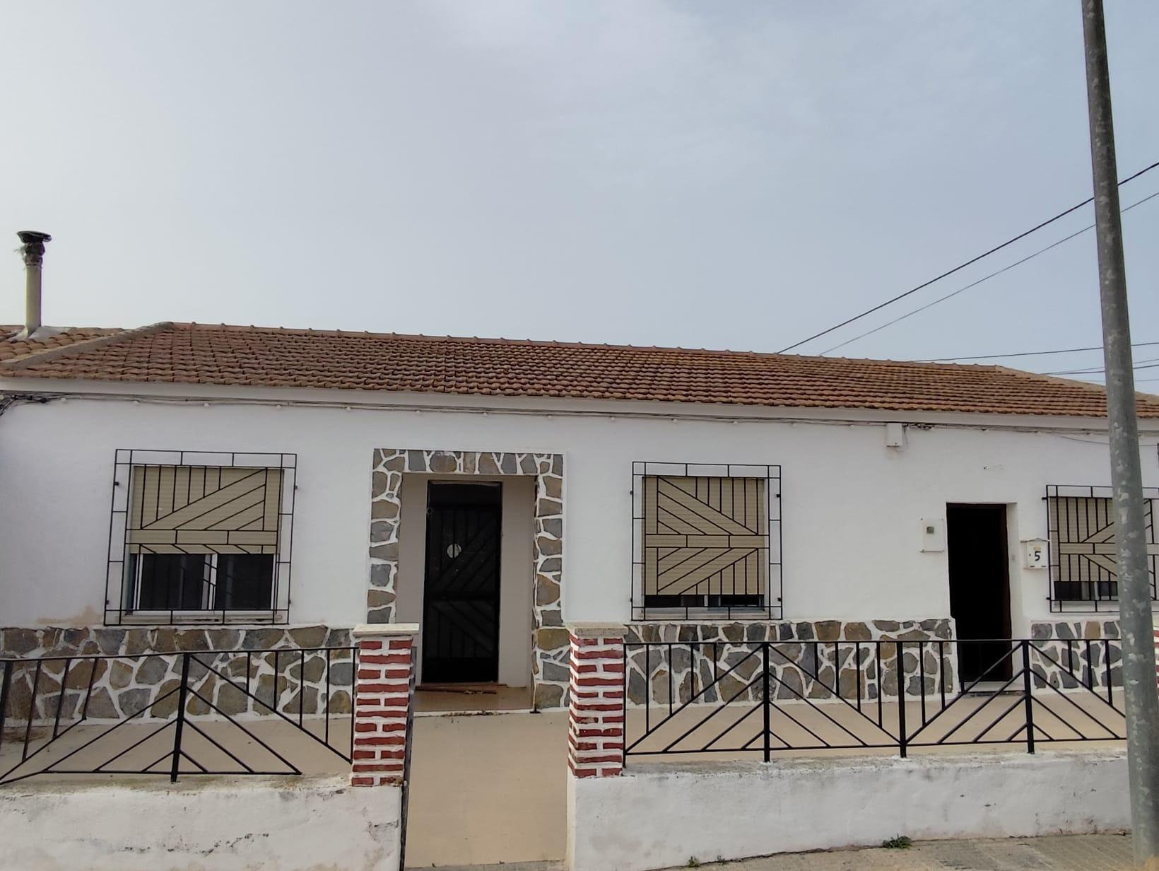 Casa con 3 dormitorios y patio en Los Almagros – Ideal para 