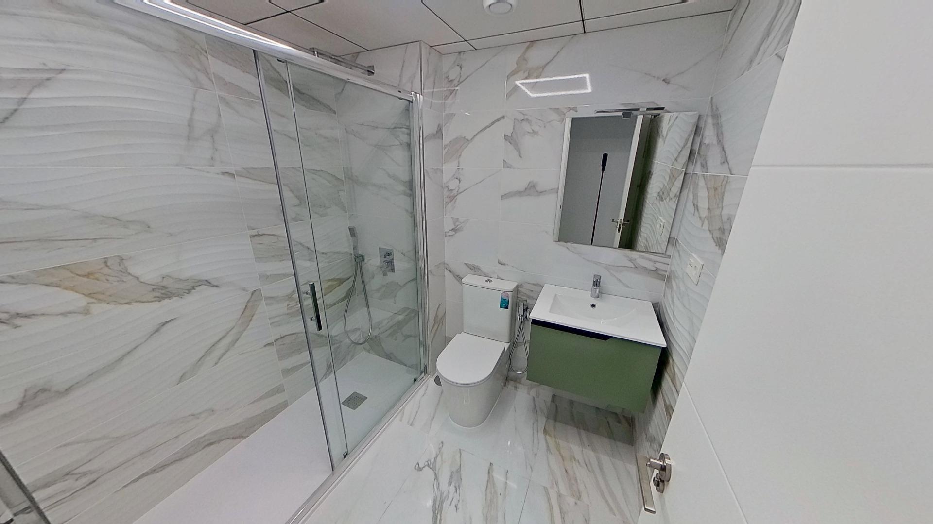 Descubre este impecable apartamento en el centro de Torrevie - foto 11