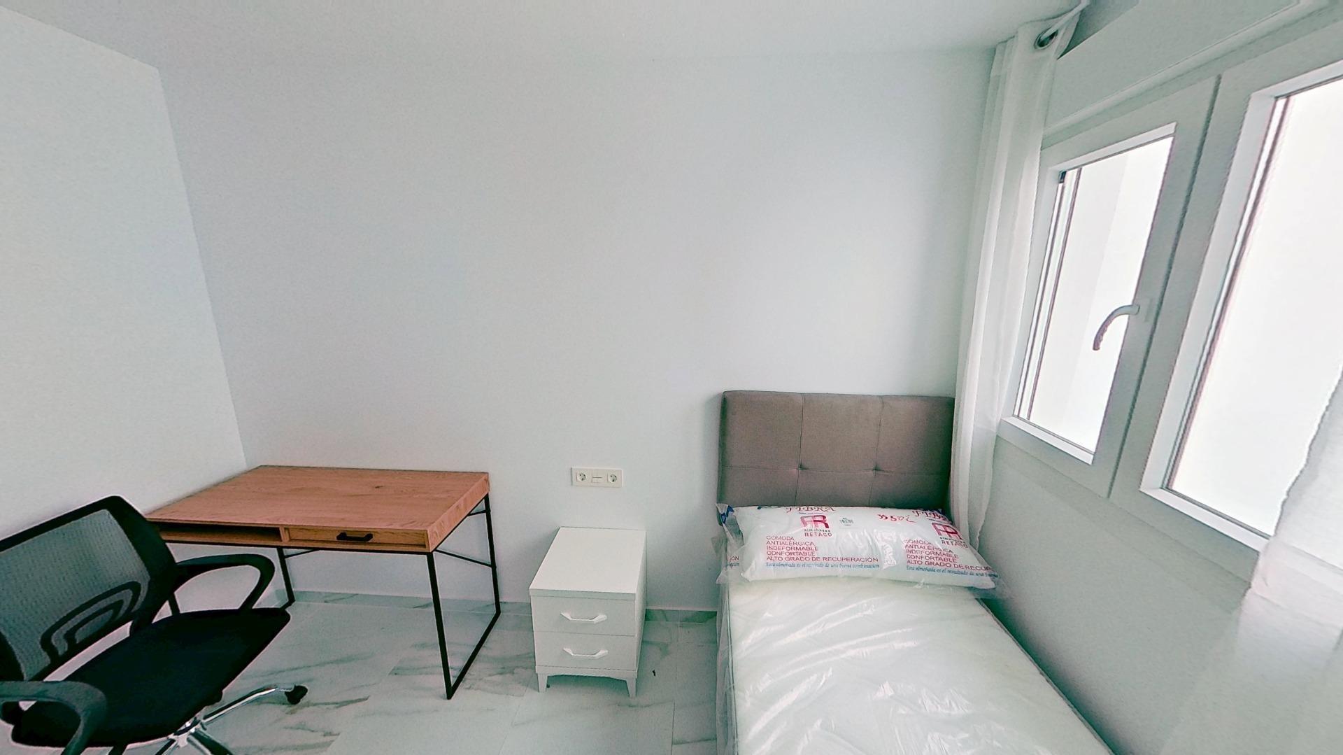 Descubre este impecable apartamento en el centro de Torrevie - foto 12