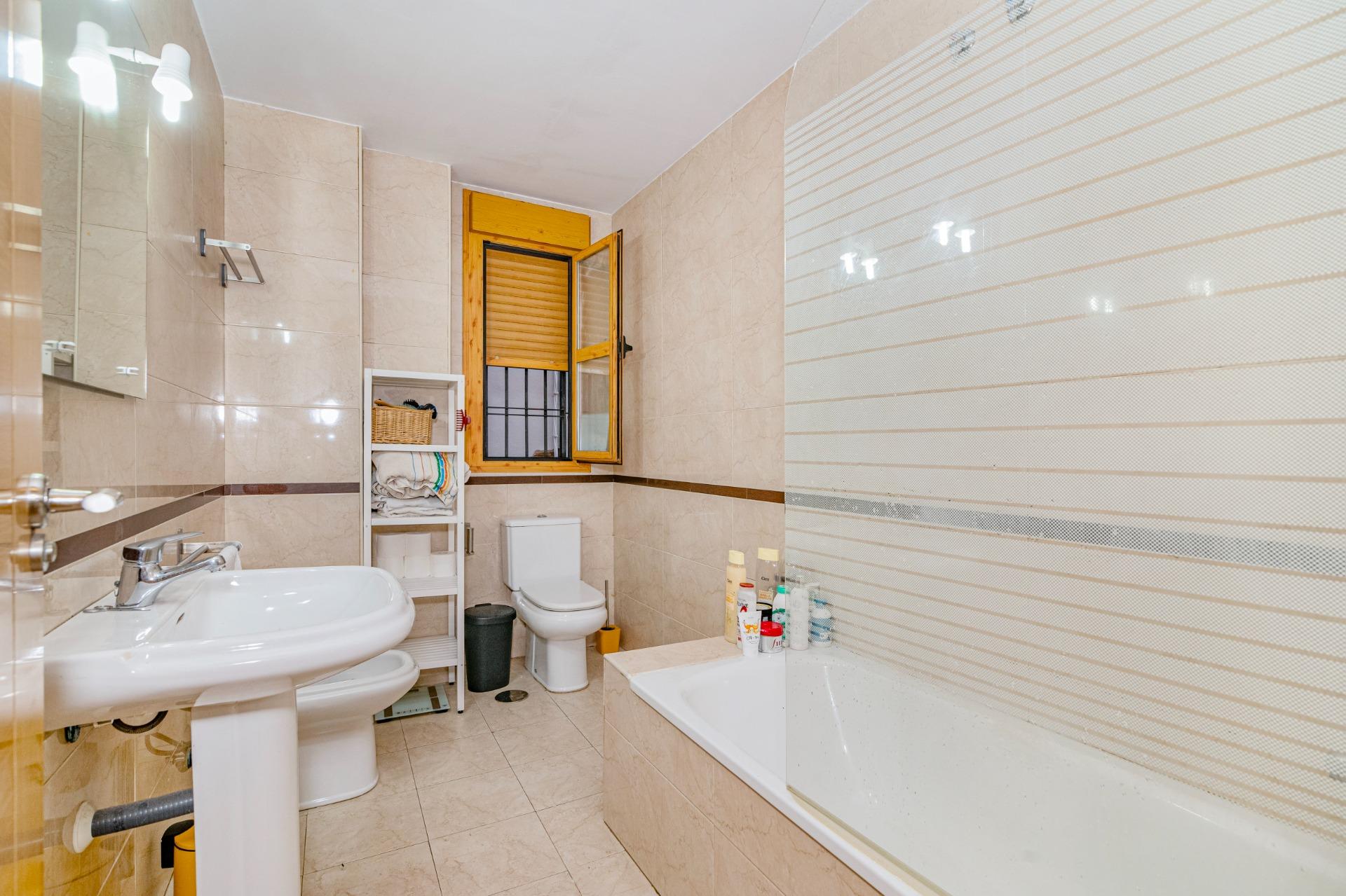 PRECIOSO DUPLEX JUNTO AL HOSPITAL REAL - foto 21