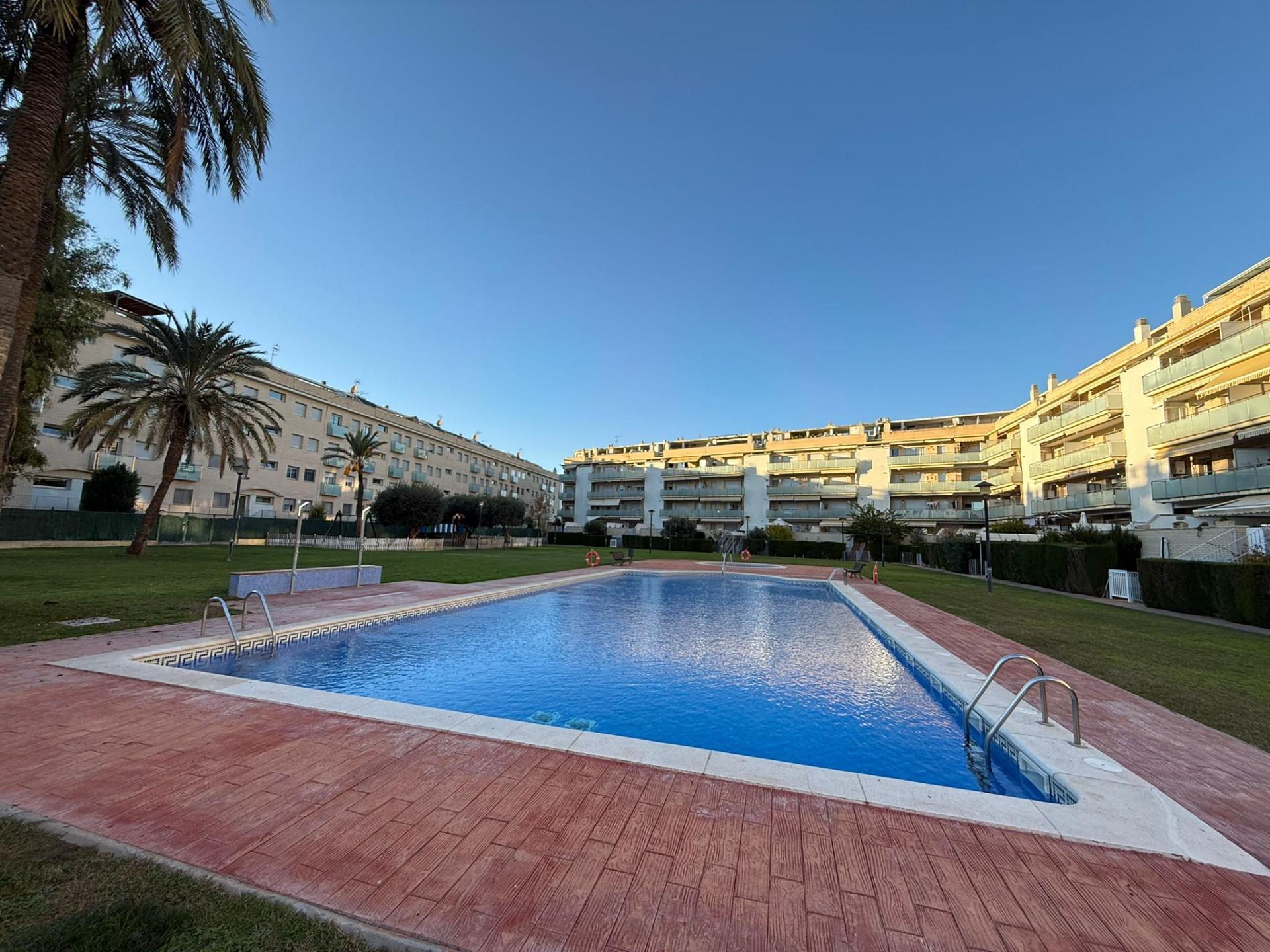 Bajos esquinero con terraza, piscina frente al Mar en Cubell