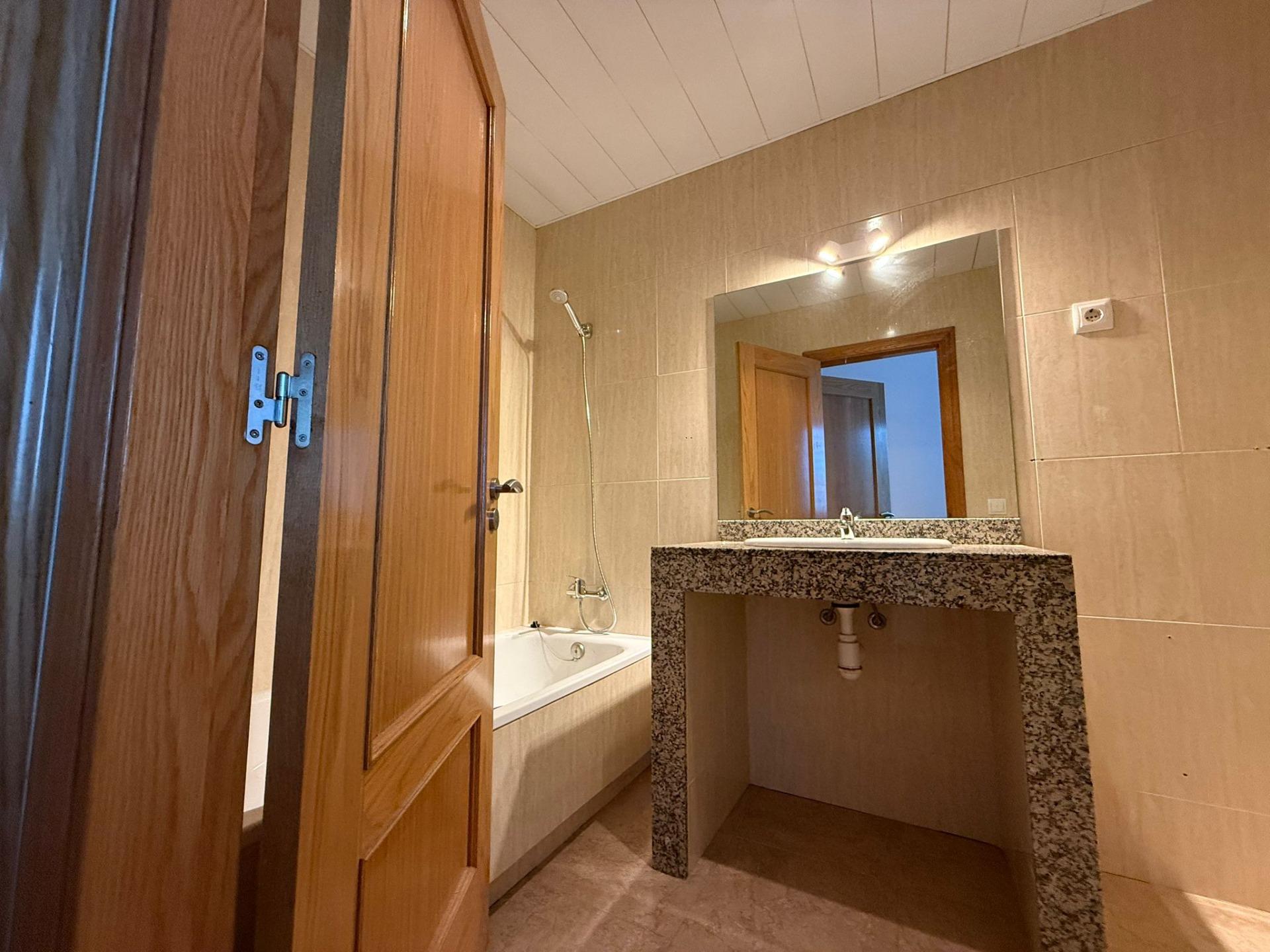 Bajos esquinero con terraza, piscina frente al Mar en Cubell - foto 11