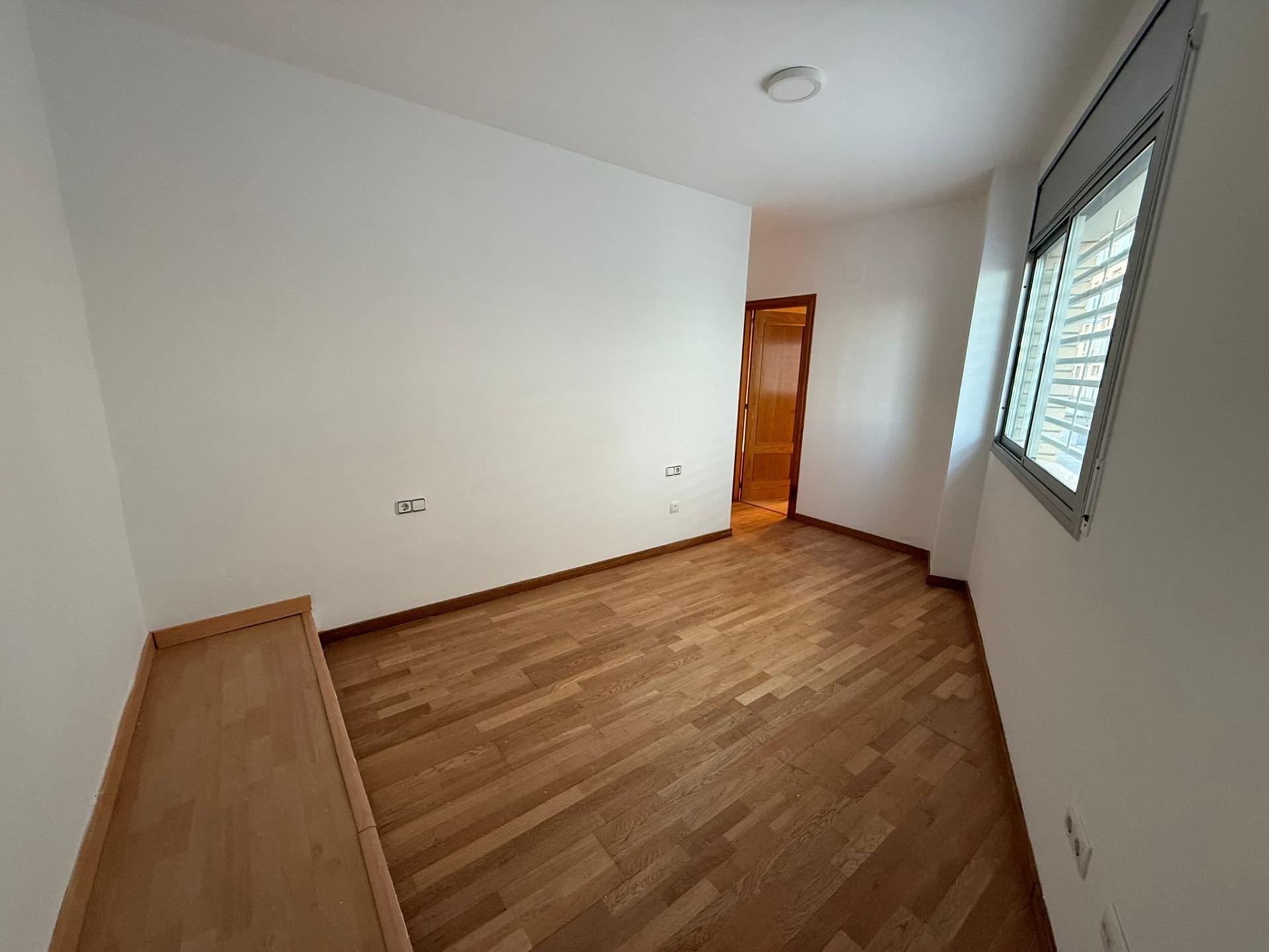 Bajos esquinero con terraza, piscina frente al Mar en Cubell - foto 10