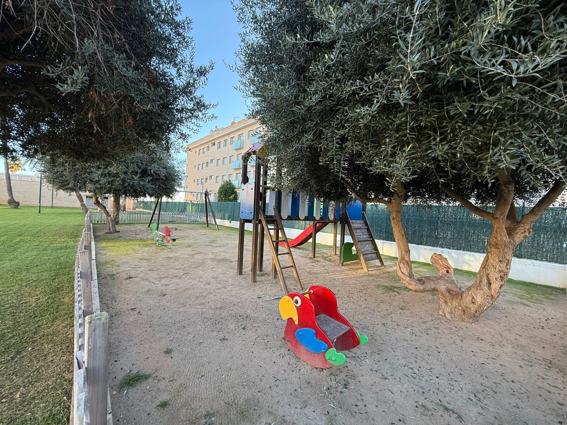 Bajos esquinero con terraza, piscina frente al Mar en Cubell - foto 23