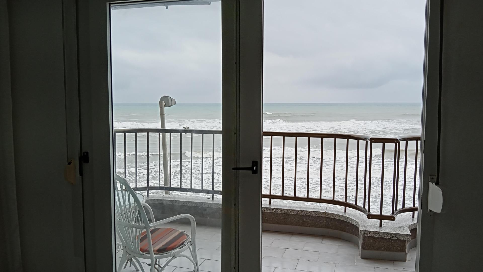 Primera línea en Playa de Los Locos con impresionantes vista - foto 5