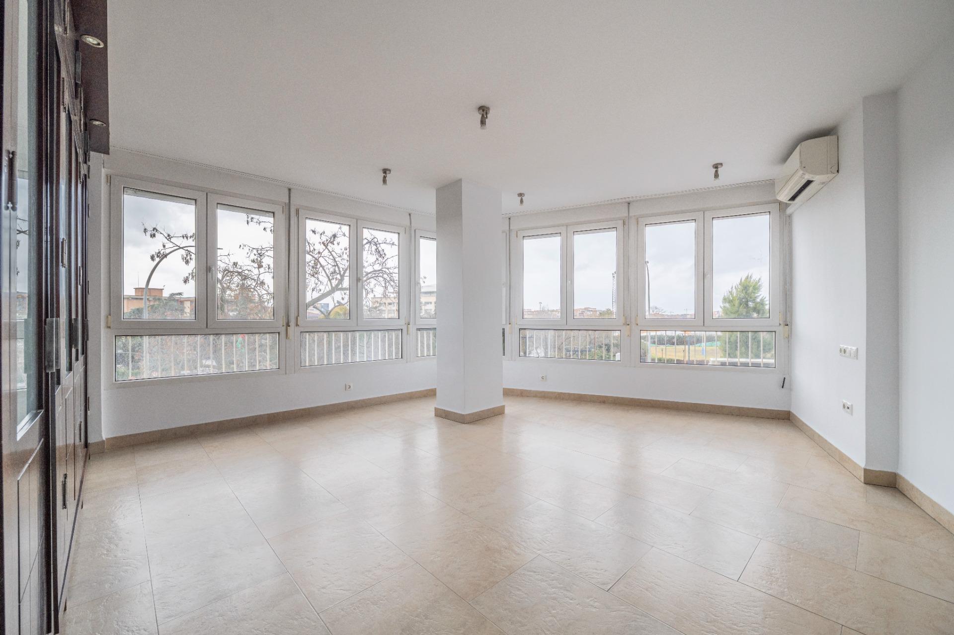 Gran Piso Reformado en Constitución, Frente a Paseillos Univ - foto 3