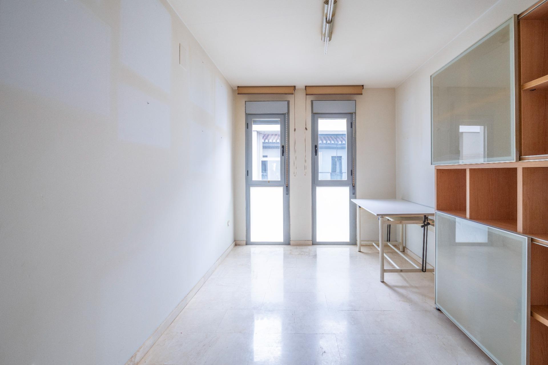 Amplio y Luminoso Piso en el Corazón de Granada - foto 20