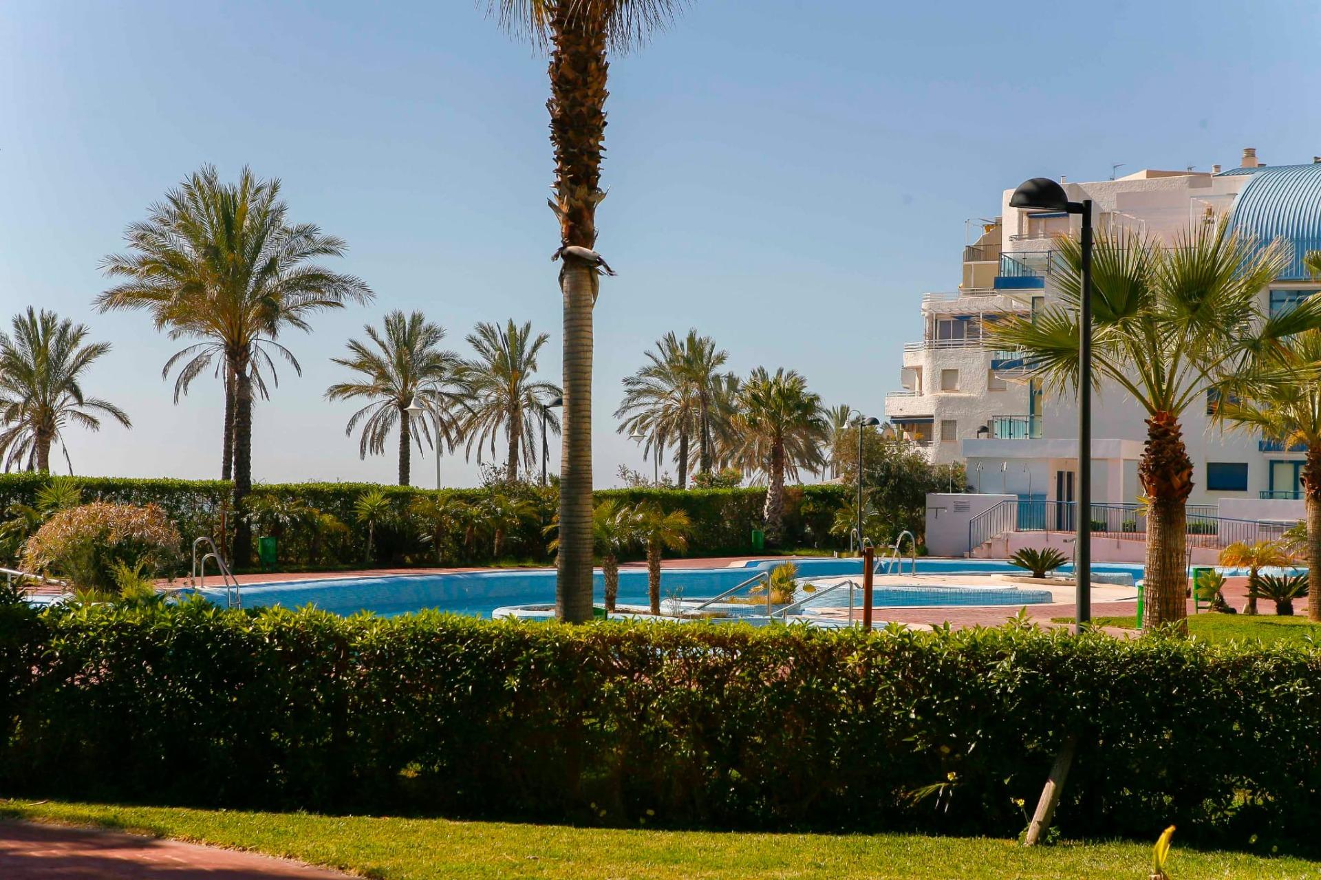 Precioso apartamento en primera línea de playa en Castell de - foto 4