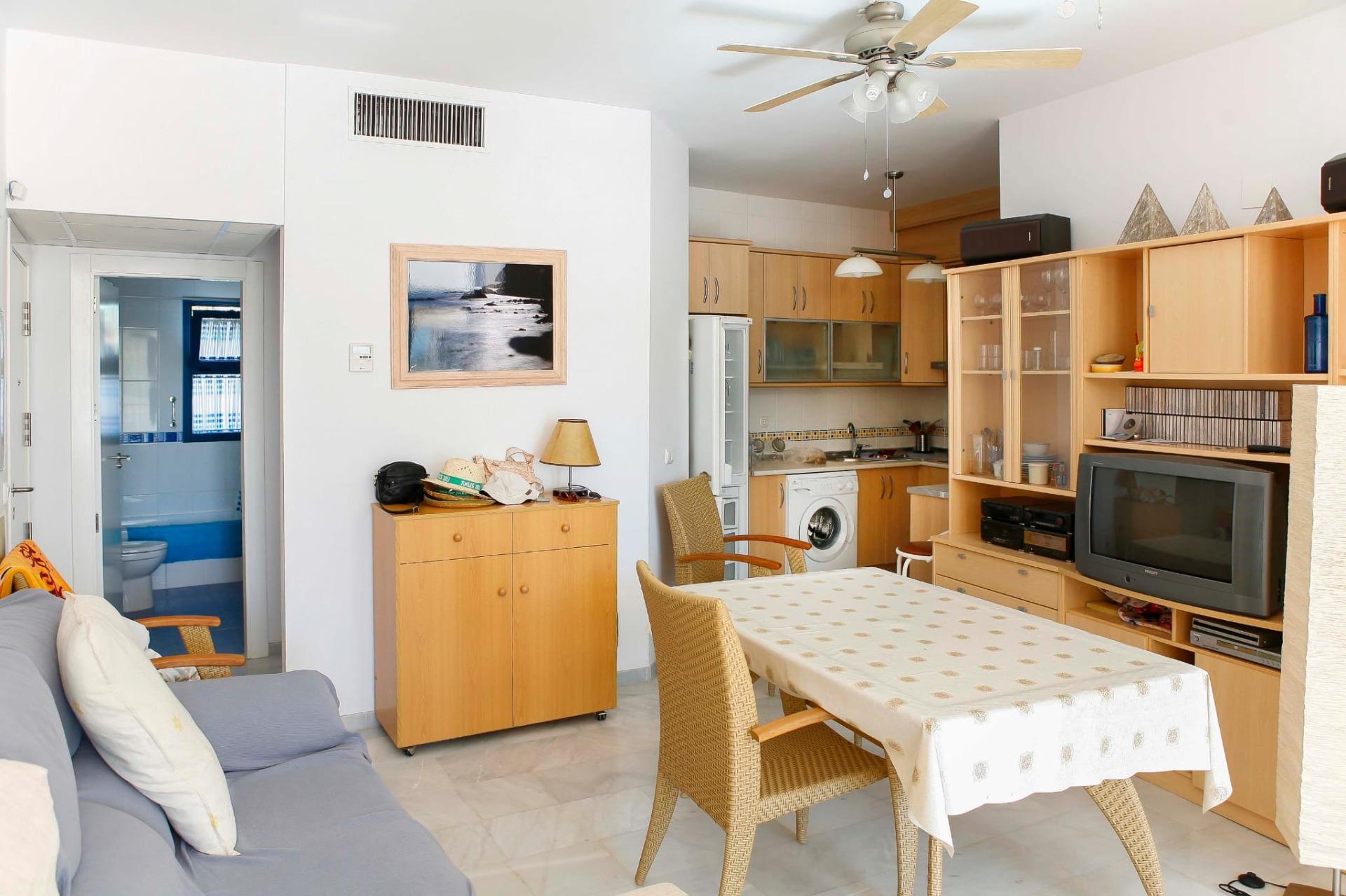 Precioso apartamento en primera línea de playa en Castell de - foto 5