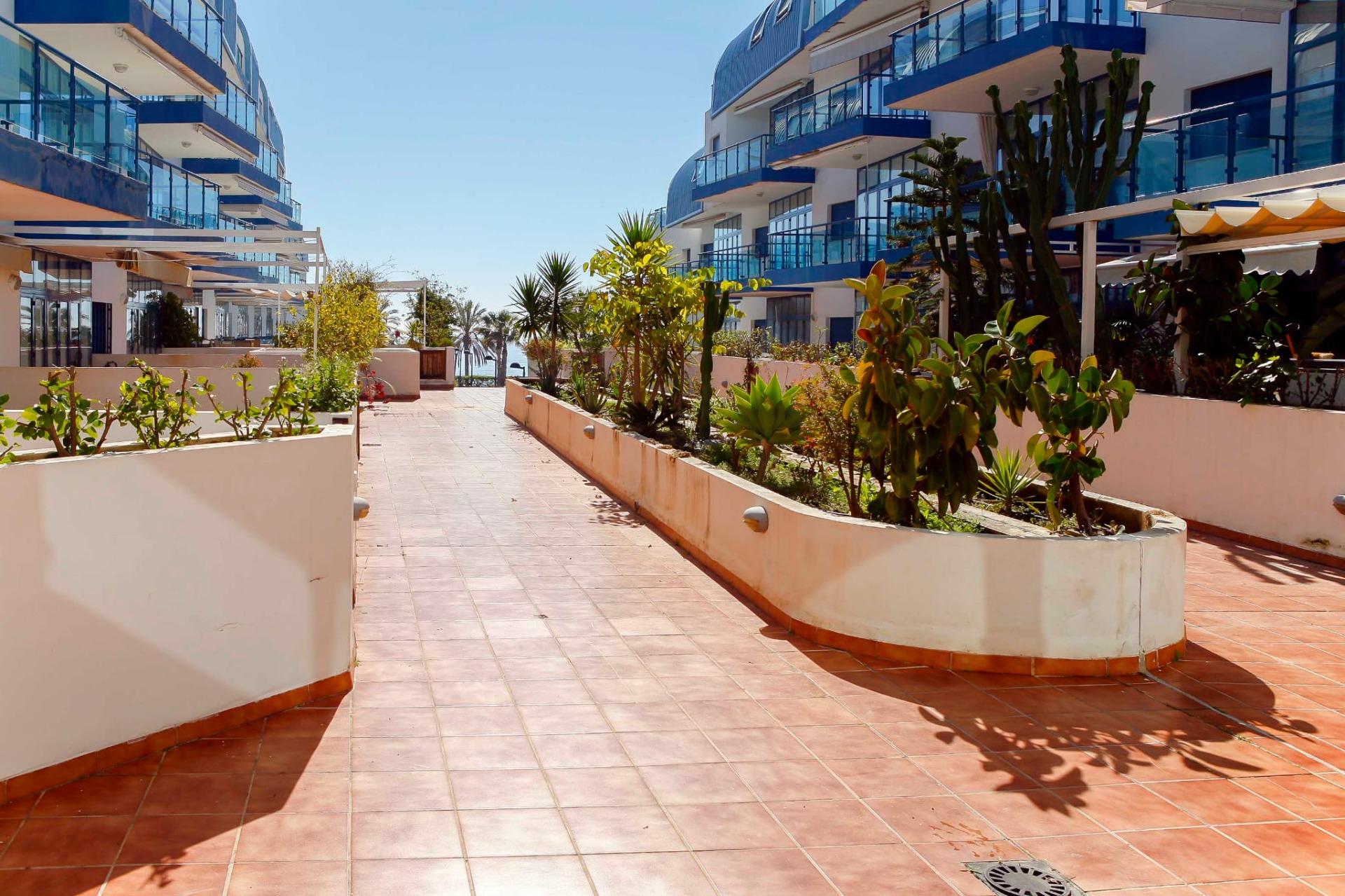 Precioso apartamento en primera línea de playa en Castell de - foto 14