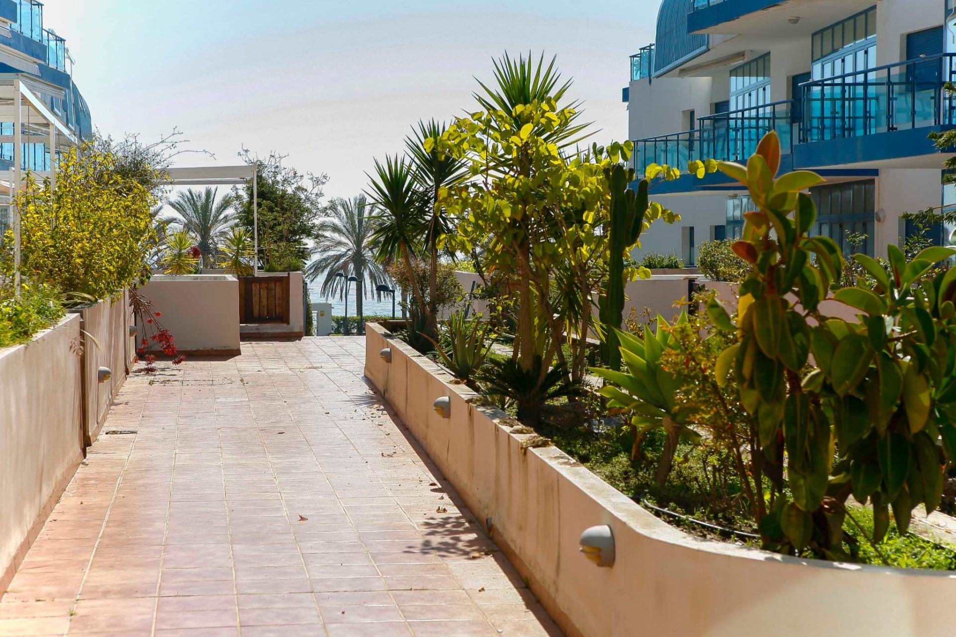 Precioso apartamento en primera línea de playa en Castell de - foto 15