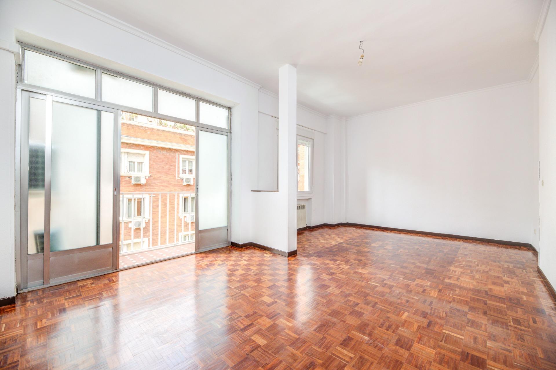 Luminoso piso exterior en quinta planta con terraza en Chamb