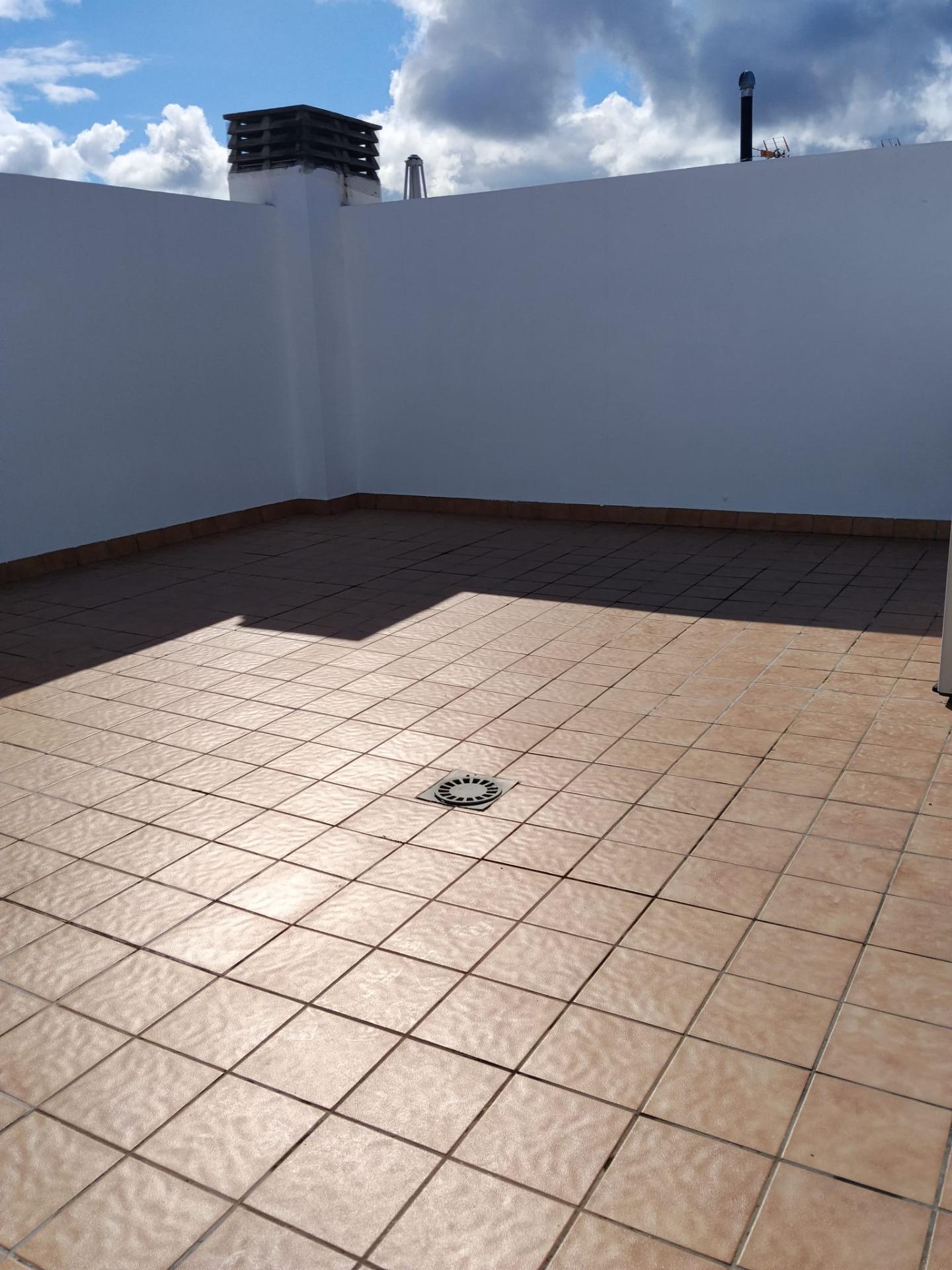 A. Piso Independiente con Azotea propia en La Carlota. Cerca