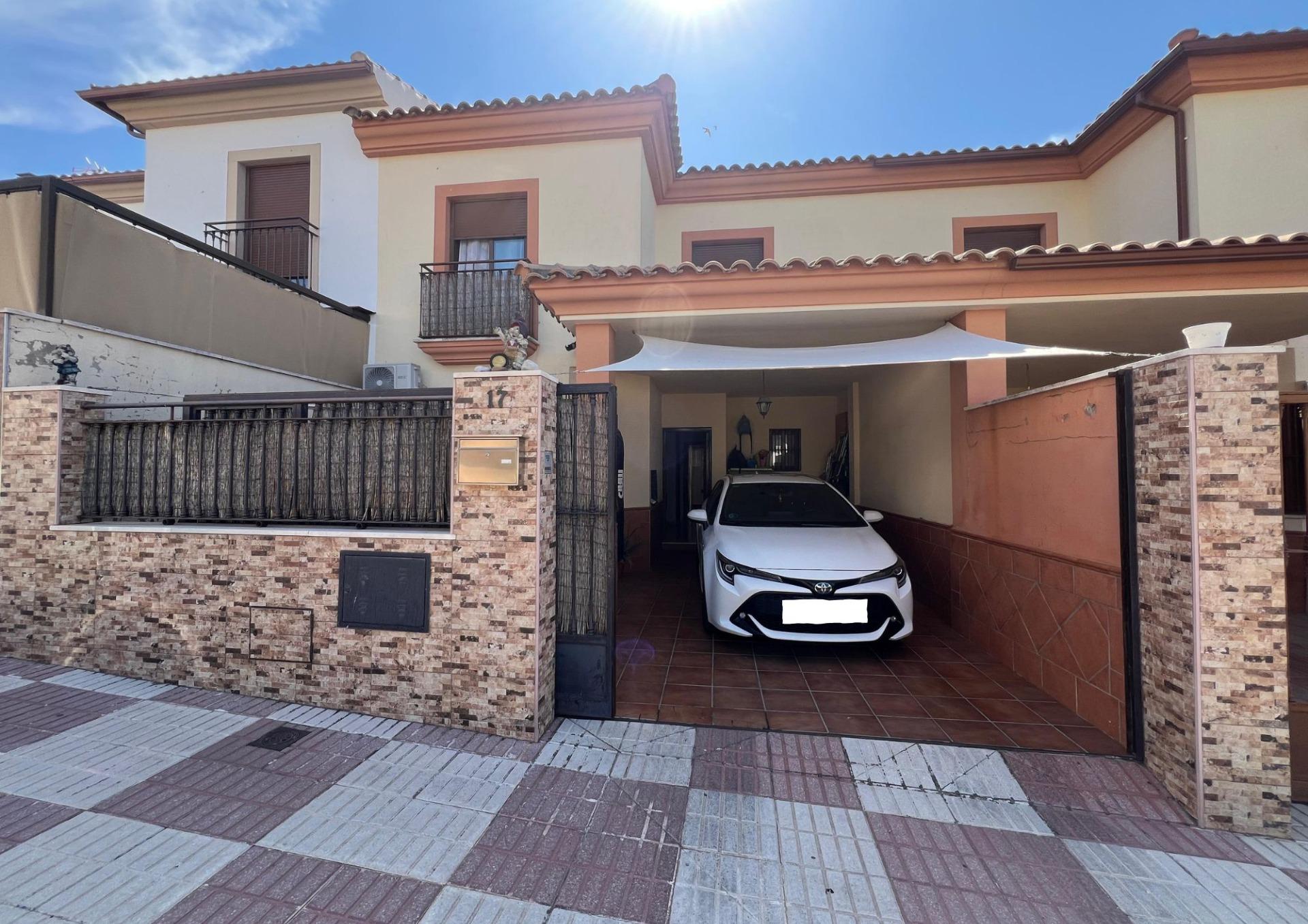 ENCANTADOR CHALET ADOSADO EN LA VICTORIA, CÓRDOBA