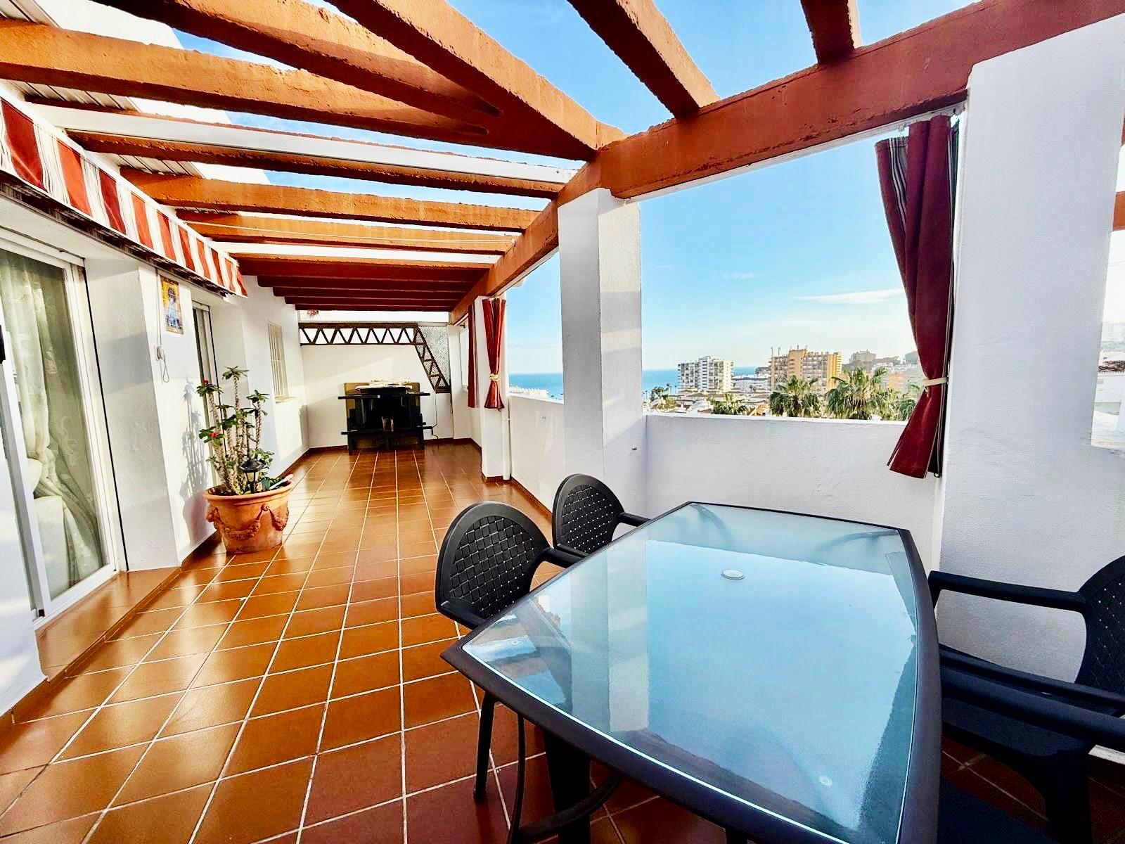Ático de dos habitaciones con vistas al mar en Benalmádena