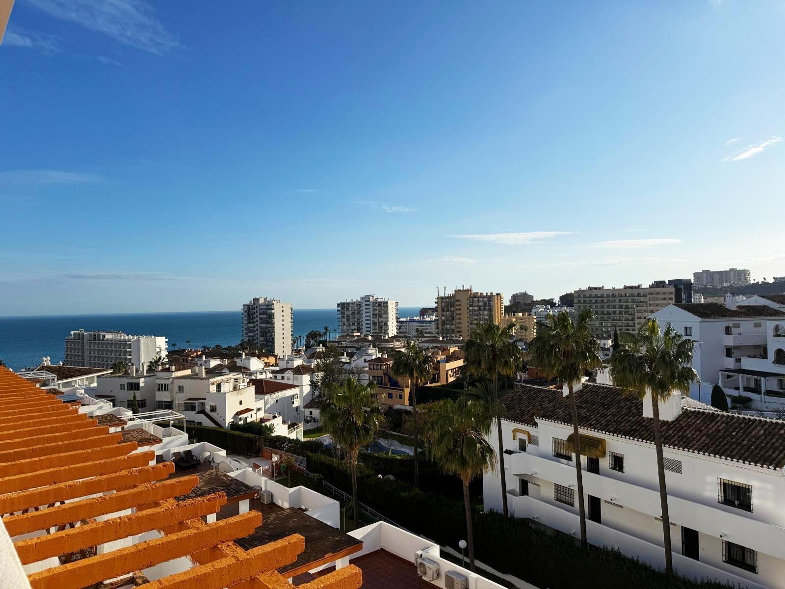 Ático de dos habitaciones con vistas al mar en Benalmádena - foto 4