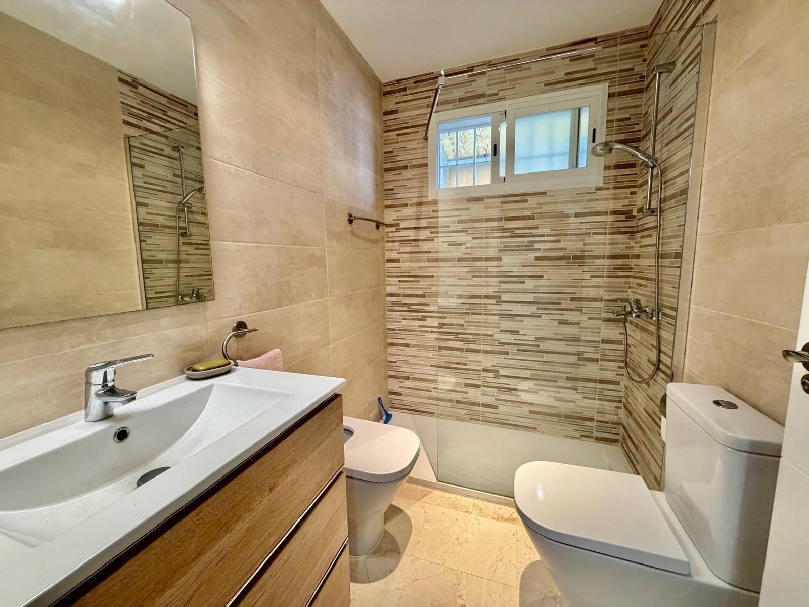 Ático de dos habitaciones con vistas al mar en Benalmádena - foto 9